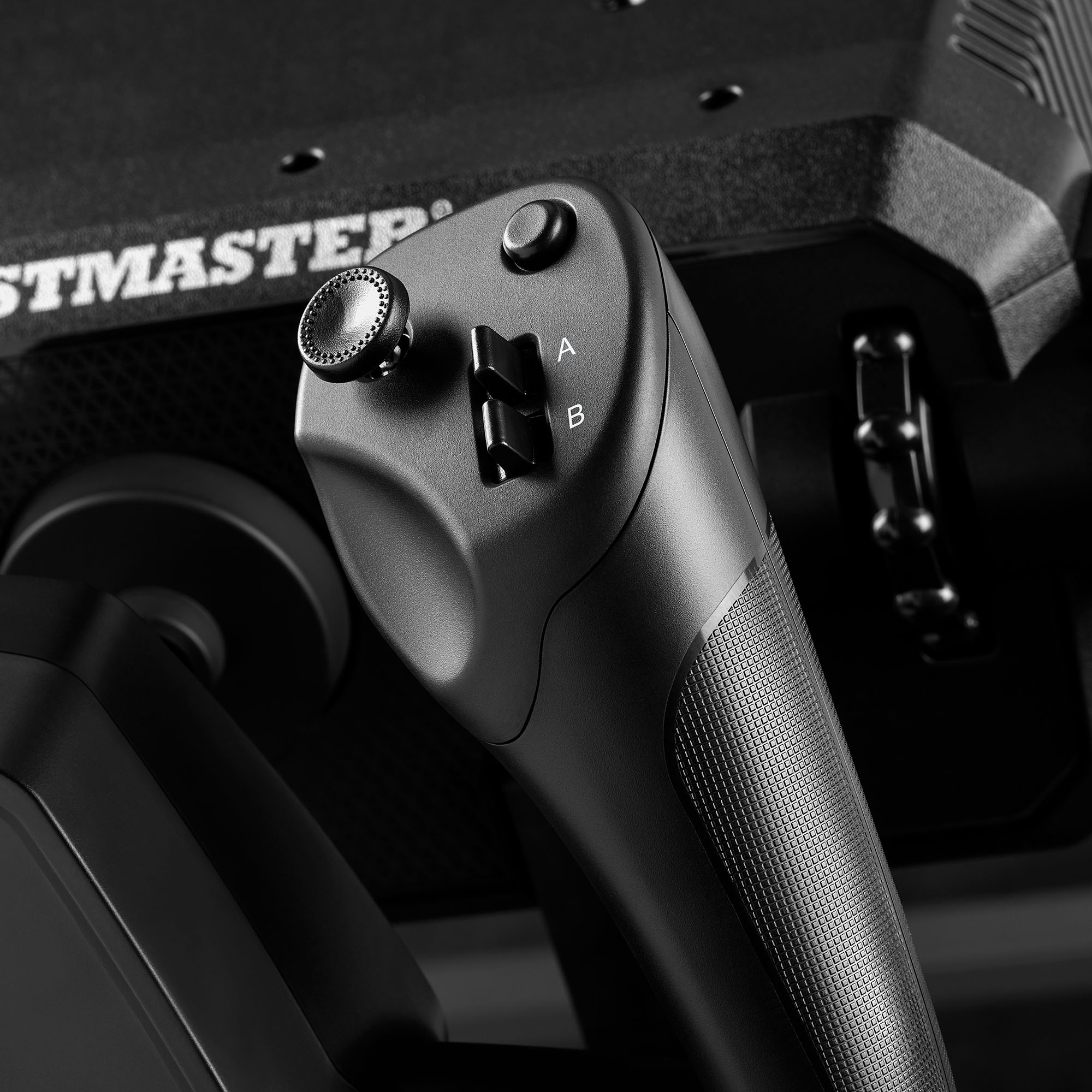 Schwarzer Thrustmaster-Flightstick mit Tasten A und B in Nahaufnahme.