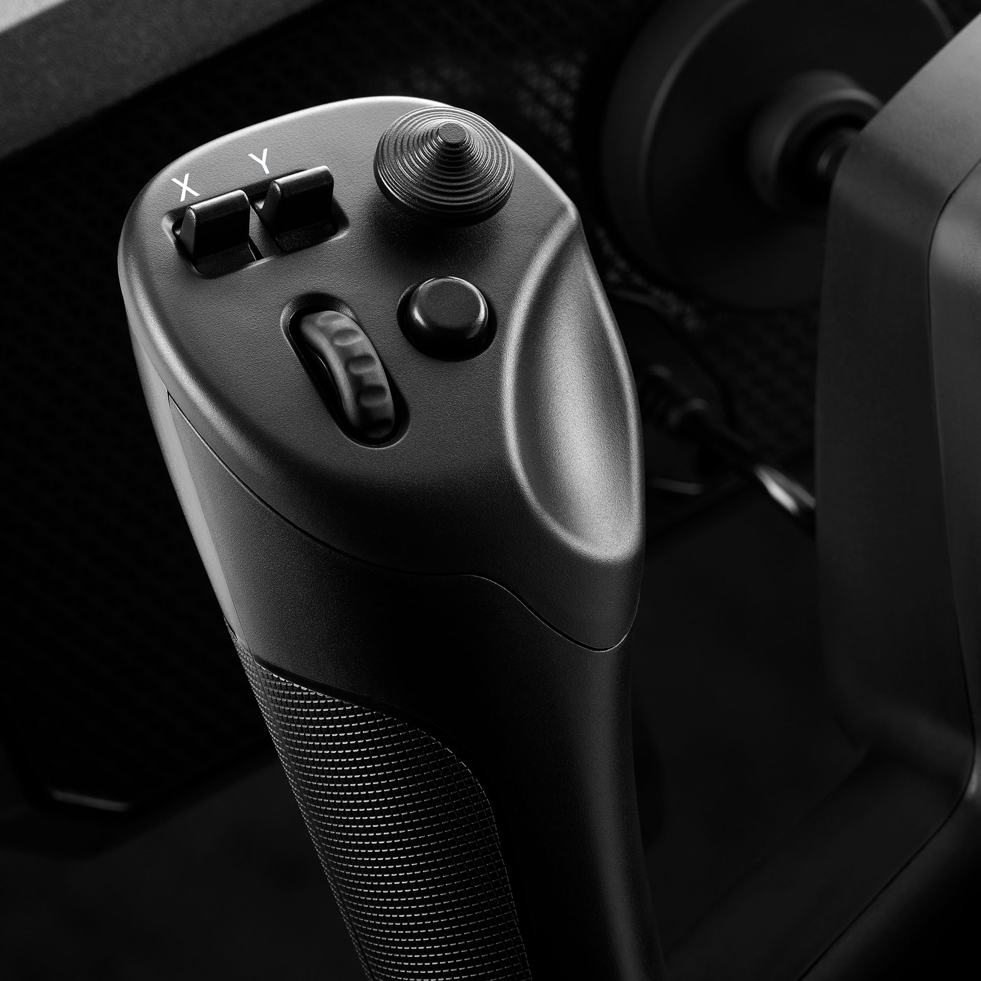 Schwarzer Flugsimulator-Joystick mit Knöpfen, Daumenrad und strukturiertem Griff vor dunklem Hintergrund.