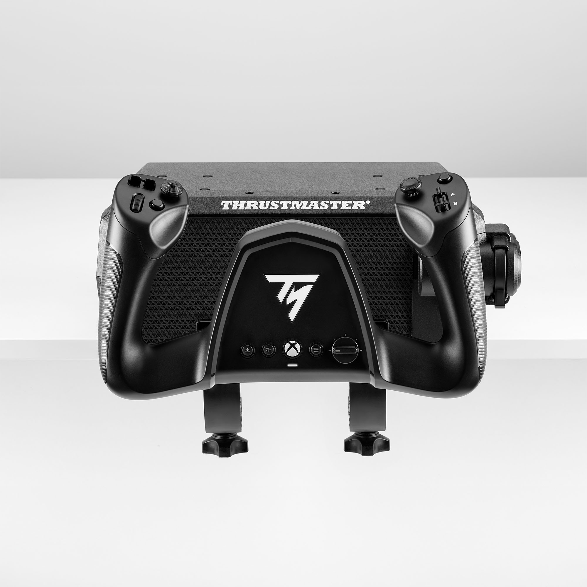 Schwarzes Thrustmaster-Lenkrad mit integrierten Controllern auf weißem Hintergrund.