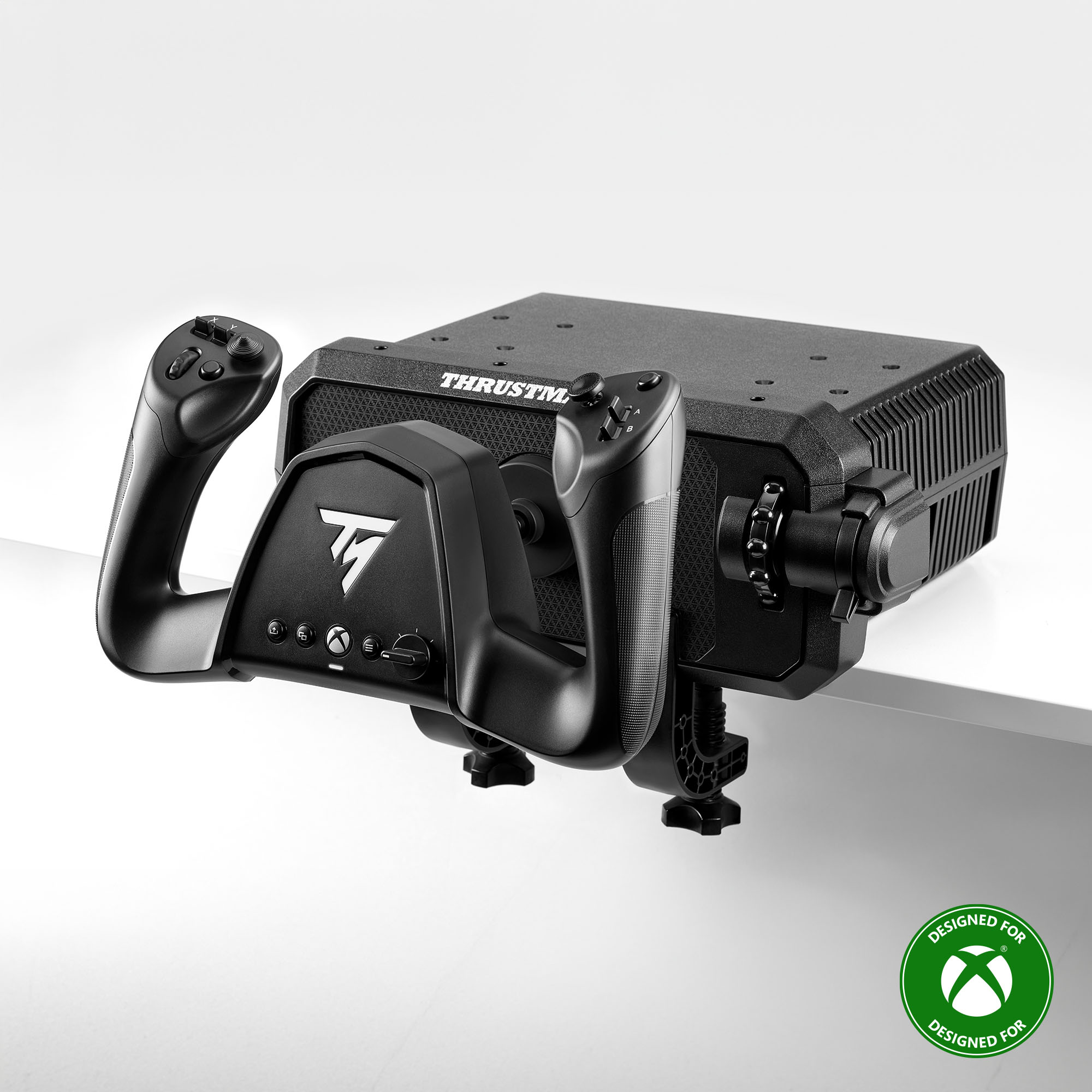 Schwarzes Thrustmaster Flugsteuerhorn mit Xbox-Logo, auf einer weißen Oberfläche montiert.