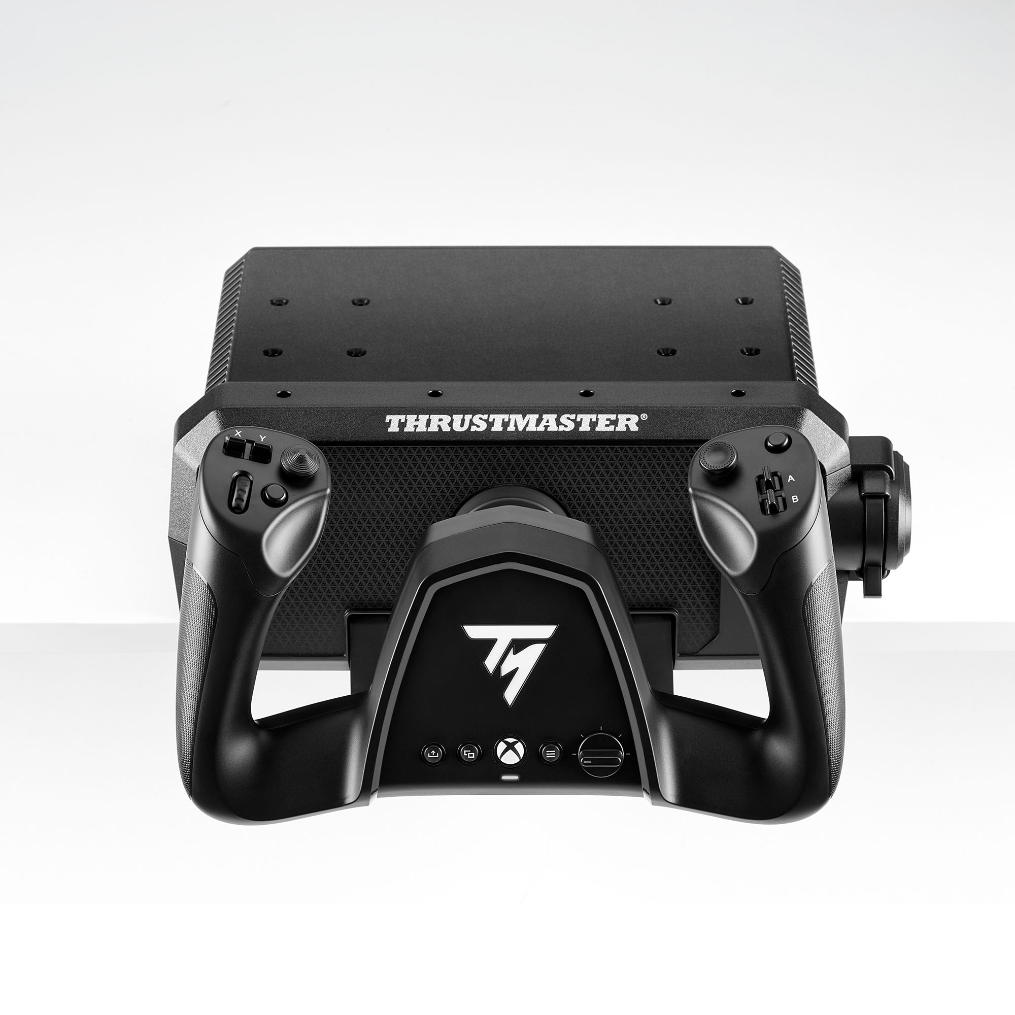 Schwarzes Thrustmaster-Rennlenkrad mit Tasten und Xbox-Logo auf weißem Hintergrund.