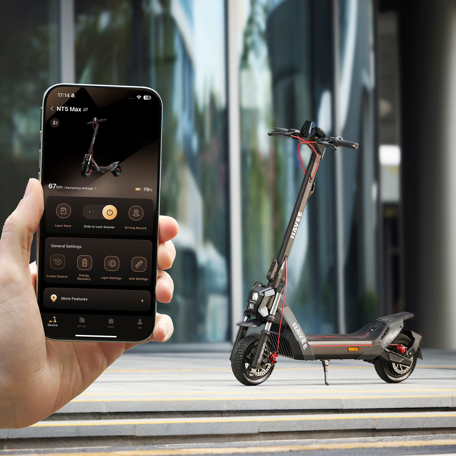 Mano che regge smartphone con app di scooter davanti a un monopattino.