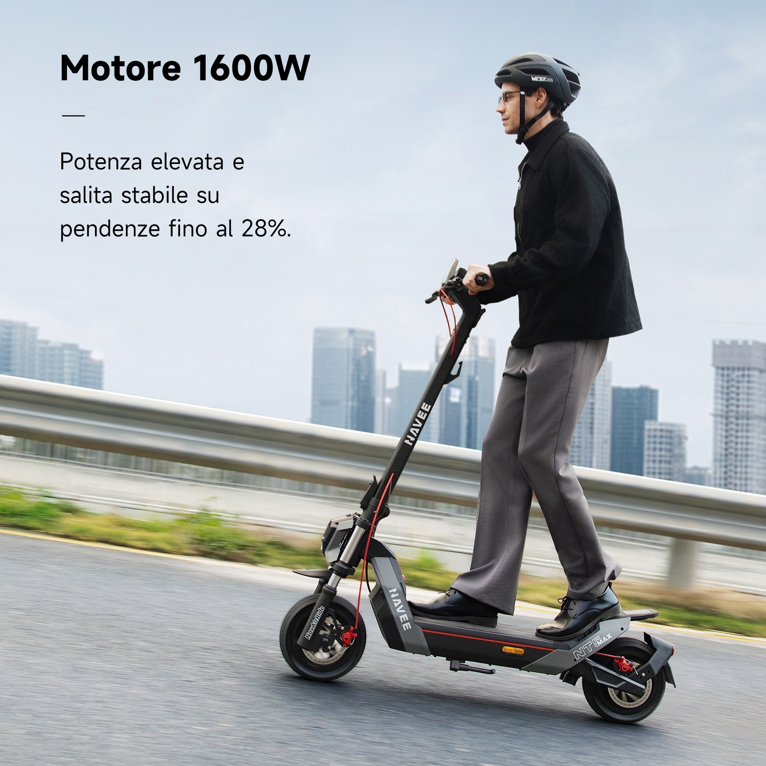 Un uomo con casco guida un moderno monopattino elettrico su una strada con sfondo urbano.