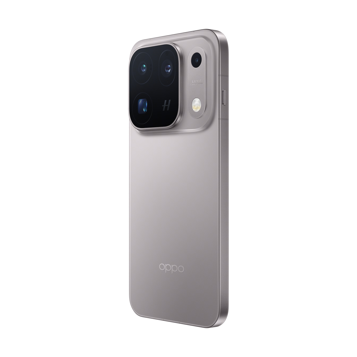 Uno smartphone Oppo argentato visto dal retro, con un grande modulo fotocamera quadrato e logo.