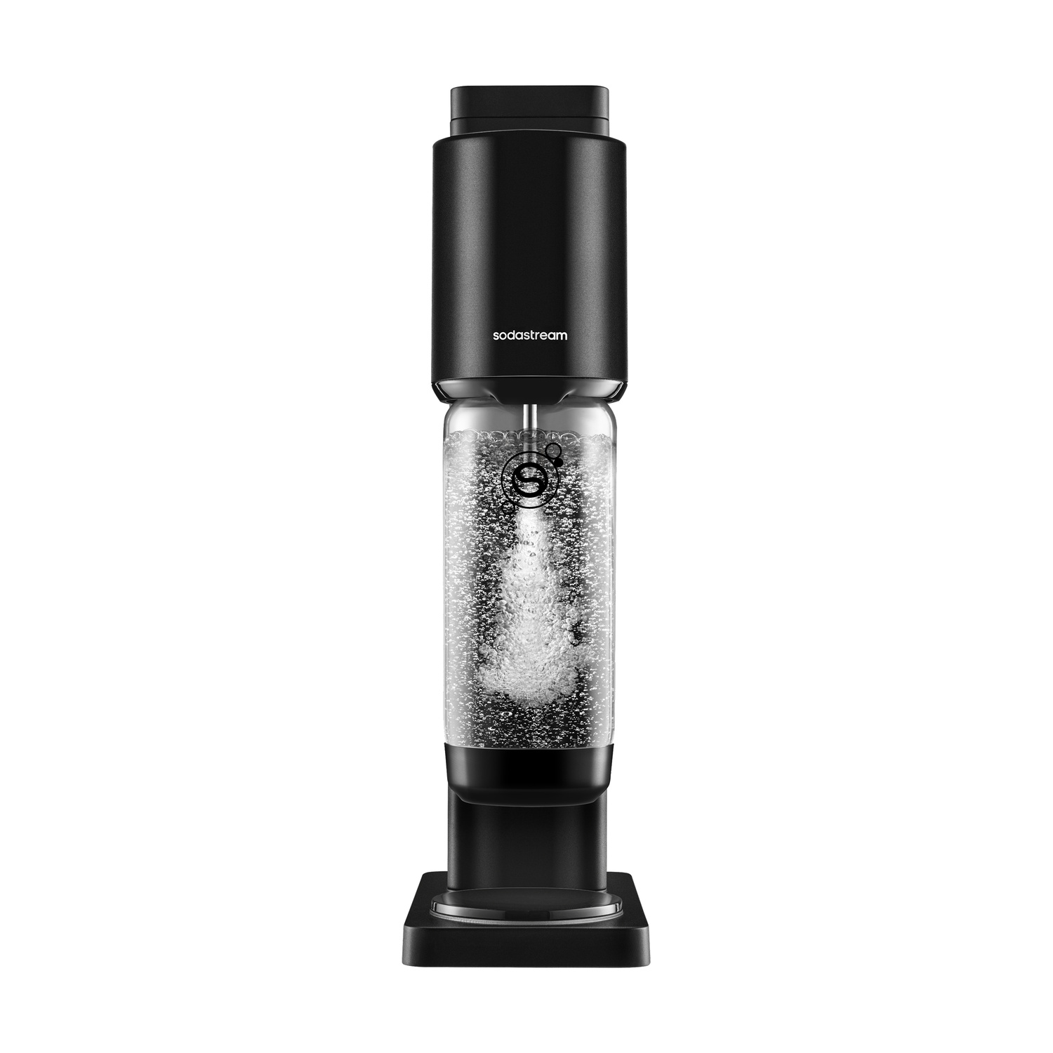 Un gassatore Sodastream nero con una bottiglia di acqua frizzante su sfondo bianco.