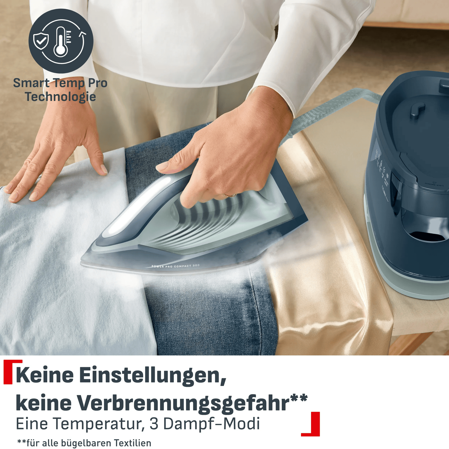Eine Person bügelt Jeans und Stoff mit einer blauen Dampfbügelstation und Smart Temp Pro Technologie.