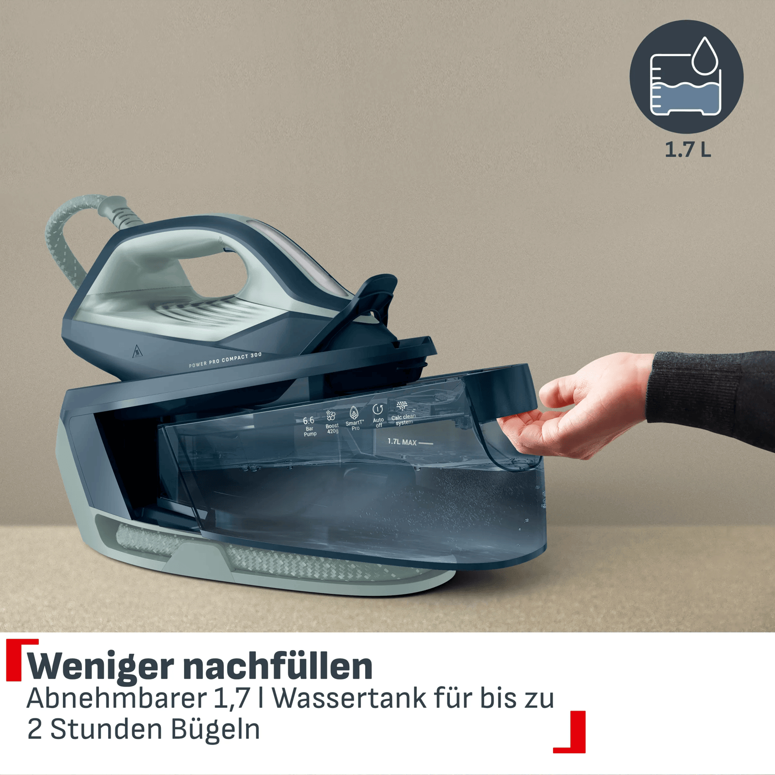 Eine Hand entnimmt den 1,7-Liter-Wassertank einer blauen Dampfbügelstation vor beigem Hintergrund.