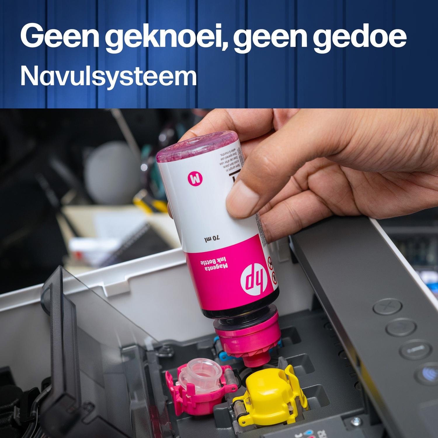 A hand pours magenta ink into a printer tank with Dutch text above.
