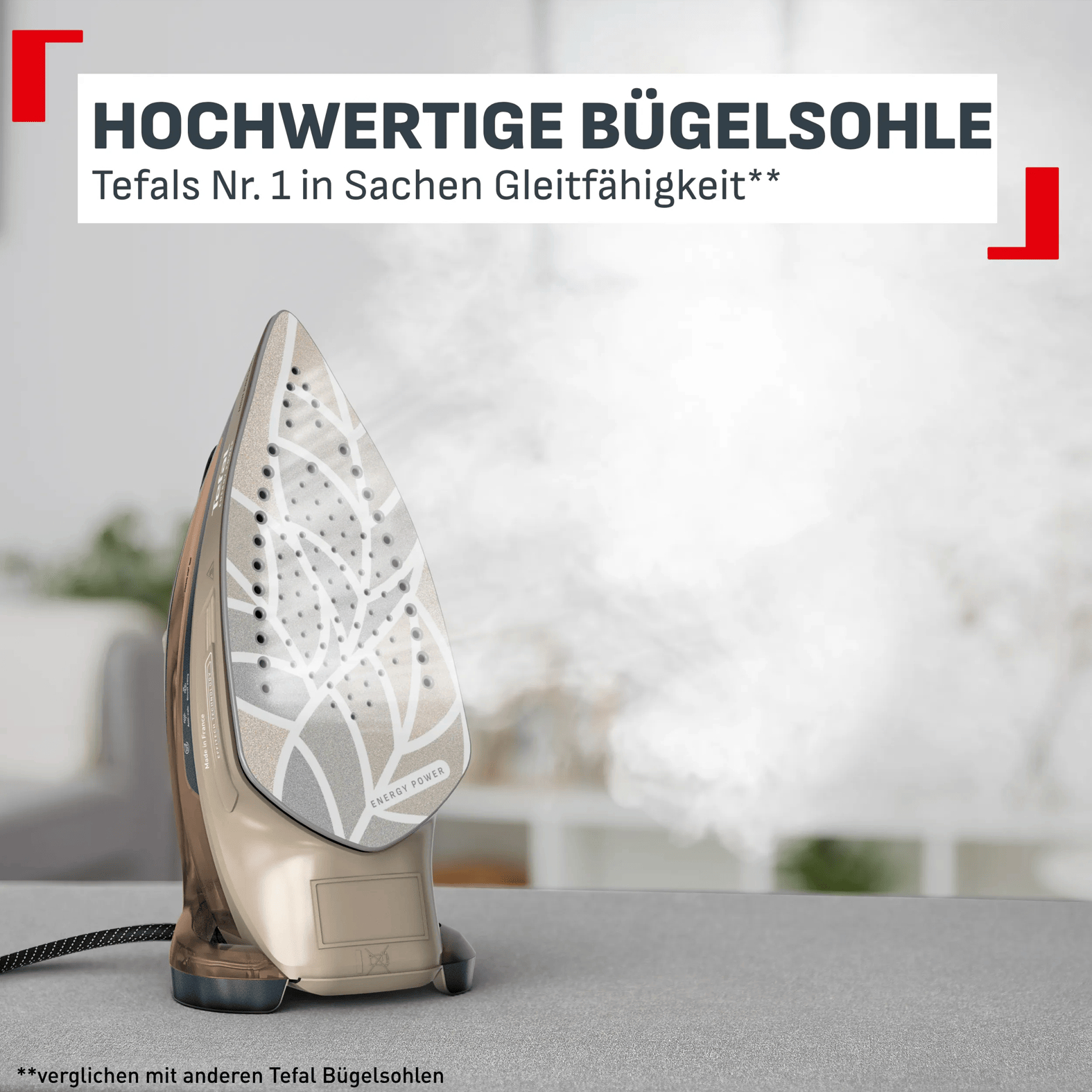 Goldfarbenes Dampfbügeleisen steht auf einem Tisch und stößt Dampf aus. Text im Hintergrund.