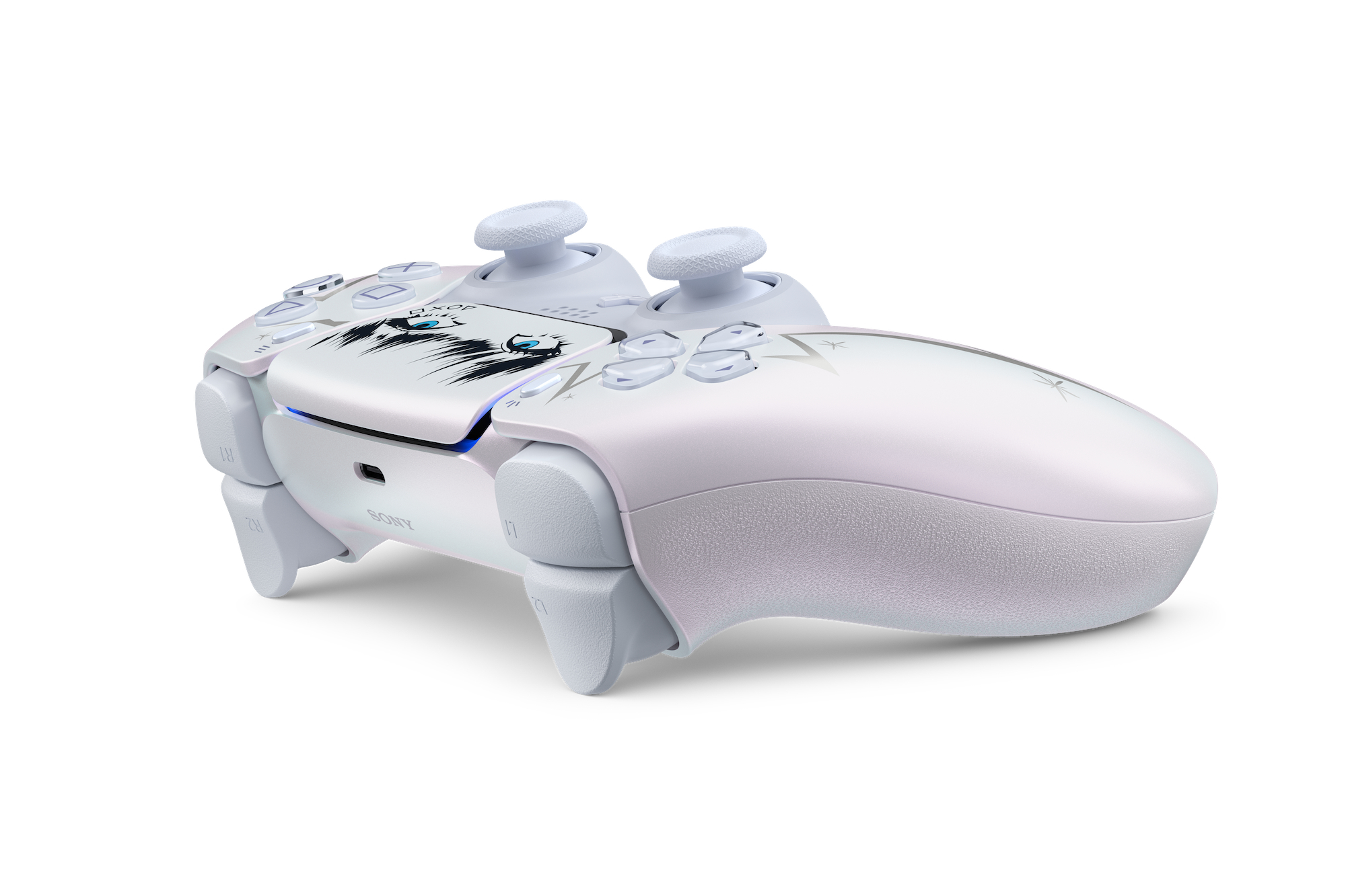 Ein weißer PlayStation 5-Controller mit blauen Augen und Haaren auf dem Touchpad auf weißem Hintergrund.