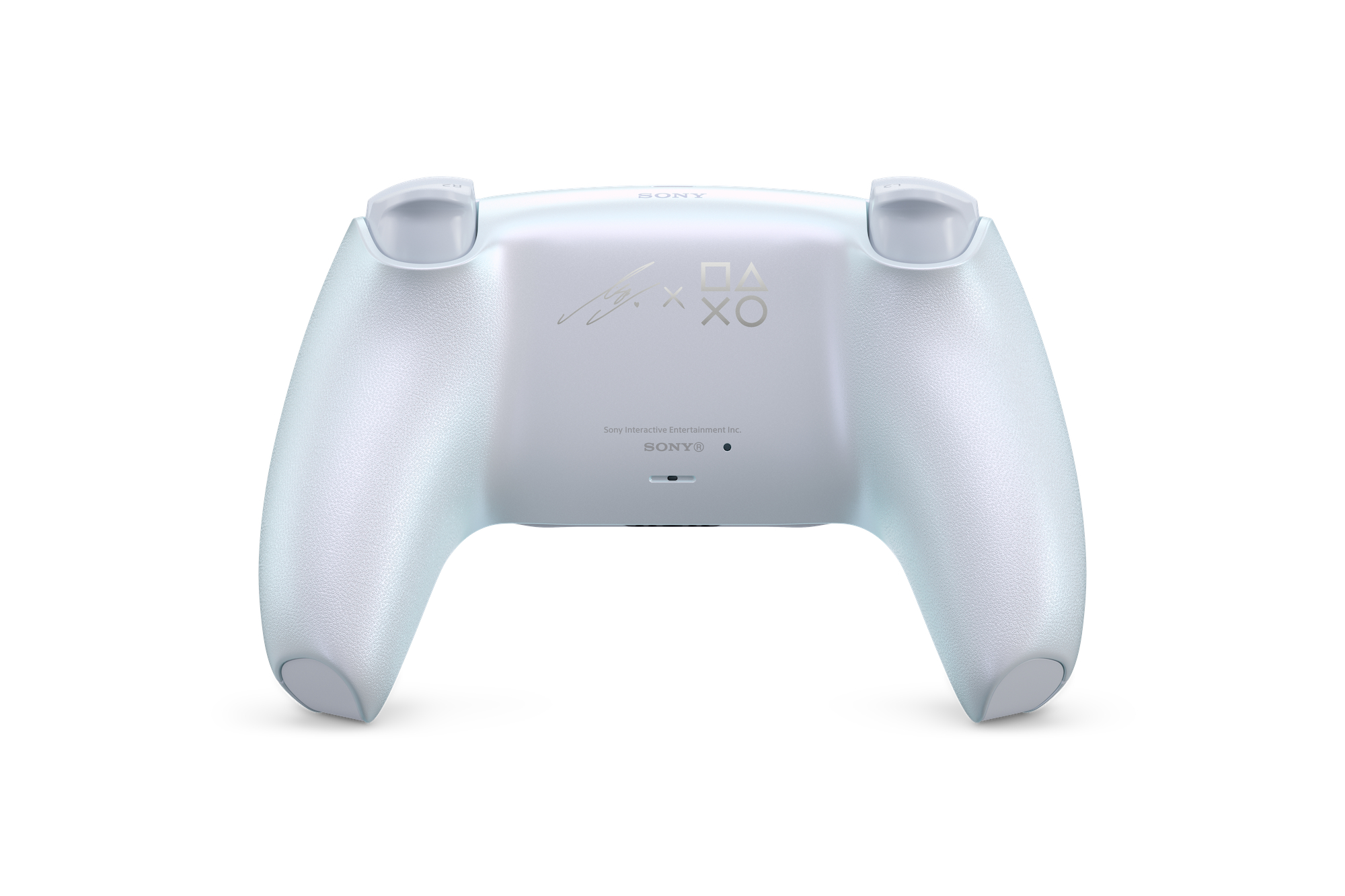Rückansicht eines weißen, strukturierten Sony PlayStation-Controllers mit metallischem Branding und Symbolen vor weißem Hintergrund.