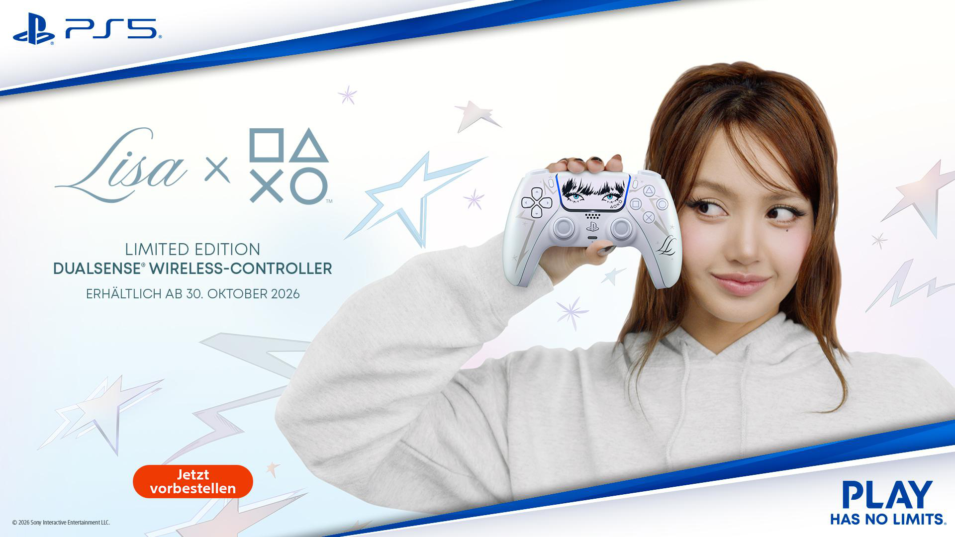 Eine Frau in einem weißen Hoodie präsentiert stolz einen limitierten DualSense Wireless-Controller.
