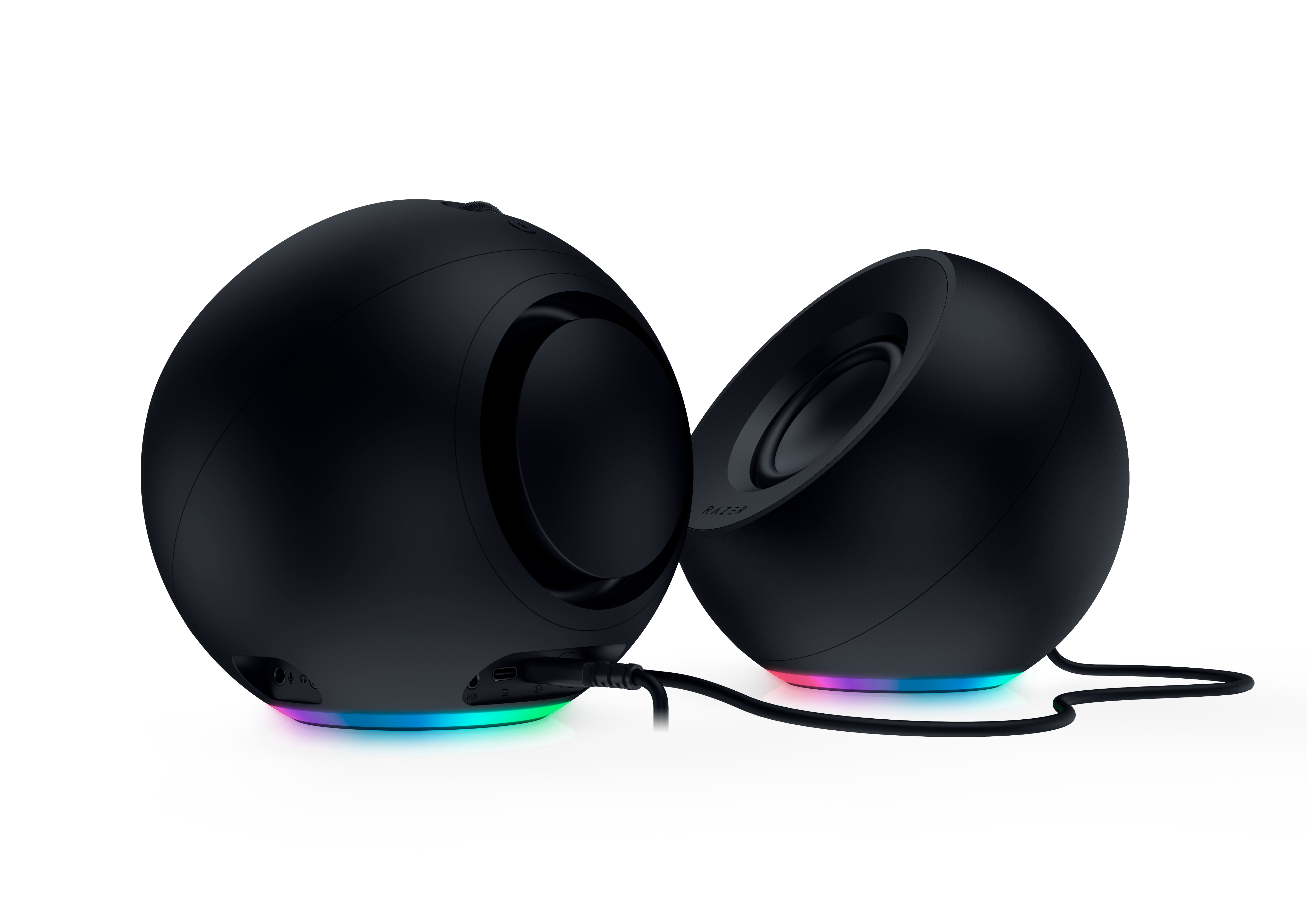 Zwei schwarze kugelförmige PC-Lautsprecher mit RGB-Beleuchtung unten und angeschlossenen Kabeln auf weißem Hintergrund.