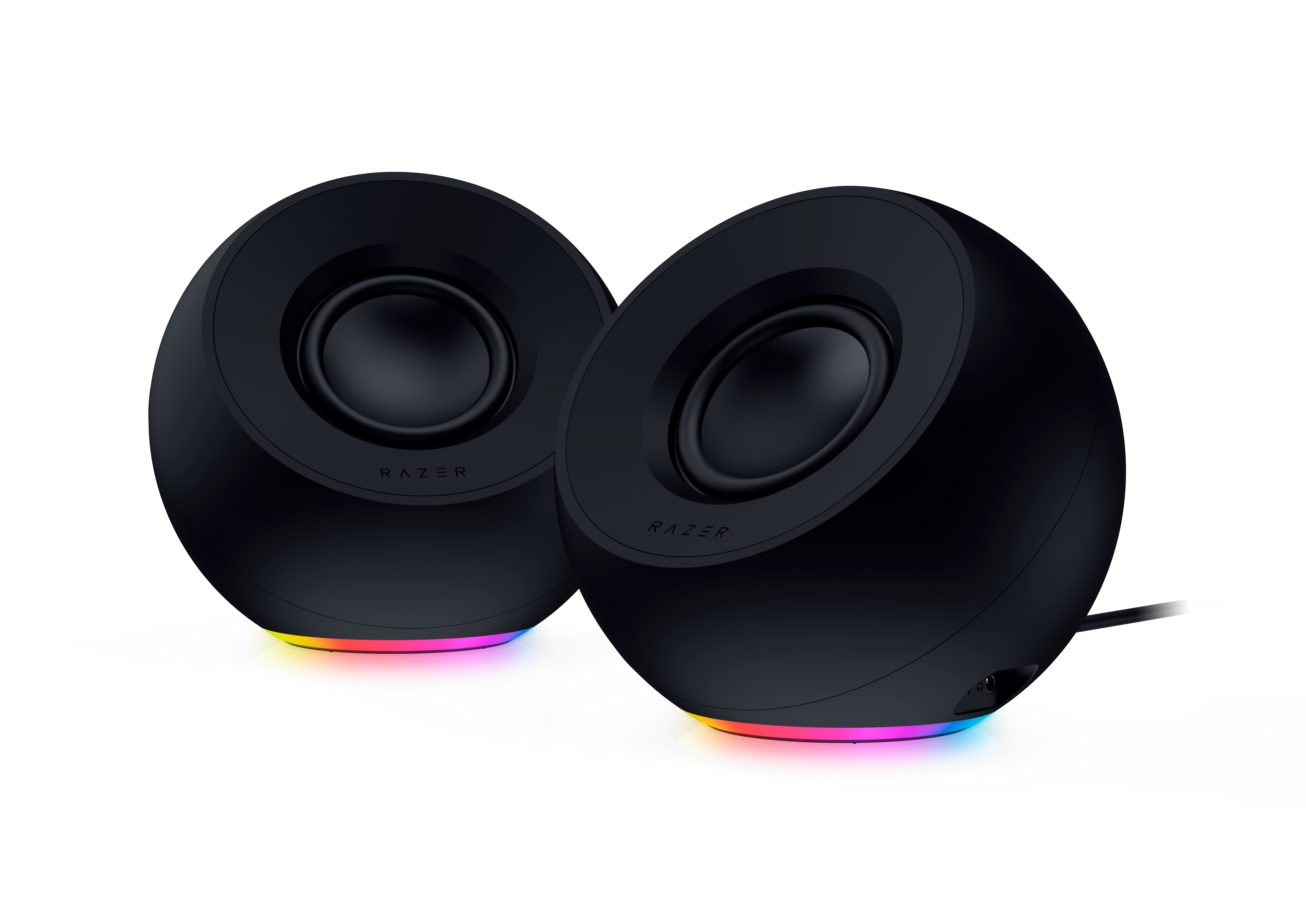 Zwei runde schwarze Razer-PC-Lautsprecher mit bunter RGB-Beleuchtung unten auf weißem Hintergrund.