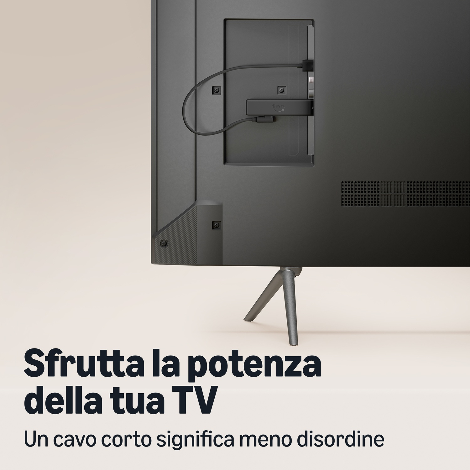 Retro di una TV con una Fire TV Stick collegata e un cavo corto.