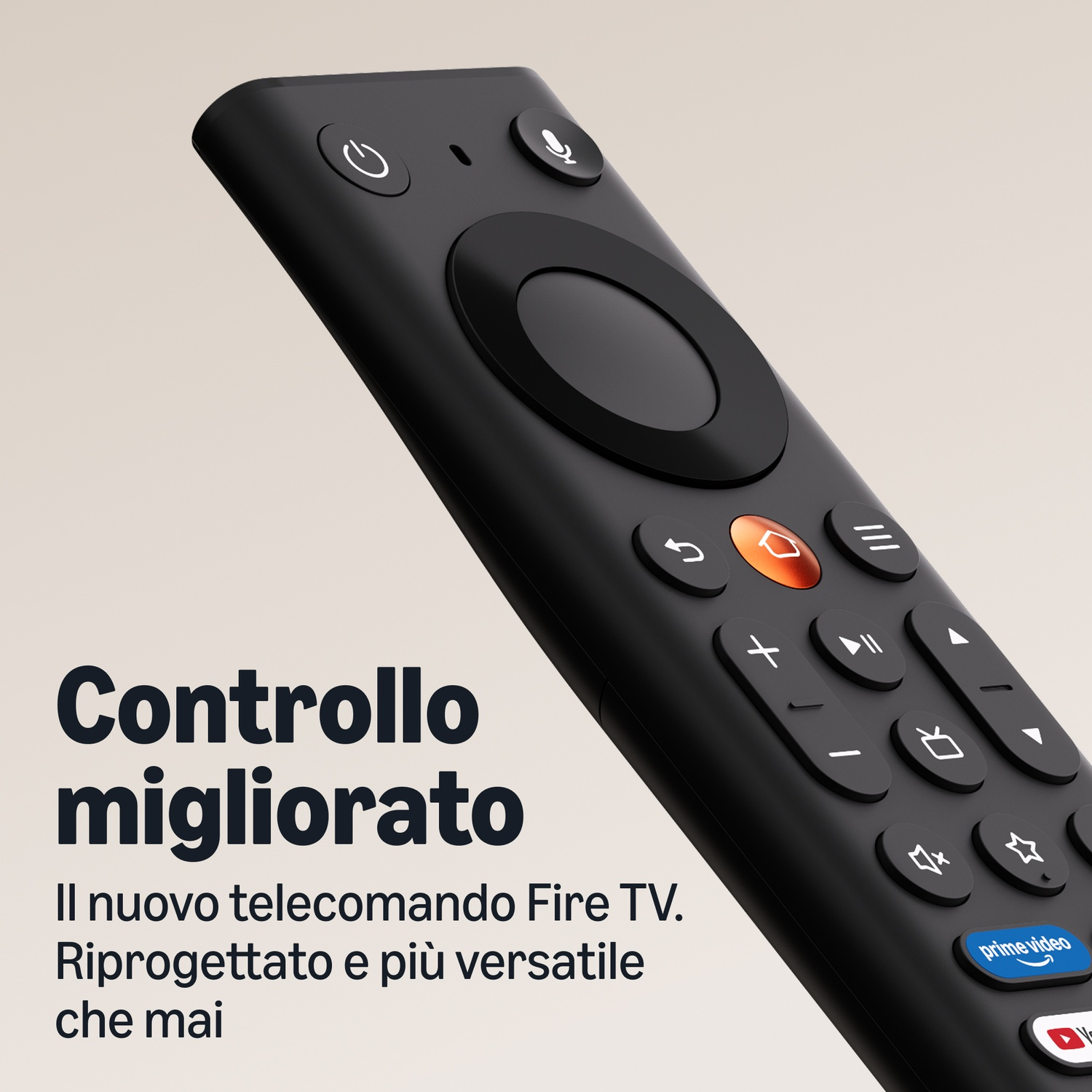 Un telecomando Fire TV nero in diagonale su sfondo beige con testo in italiano.