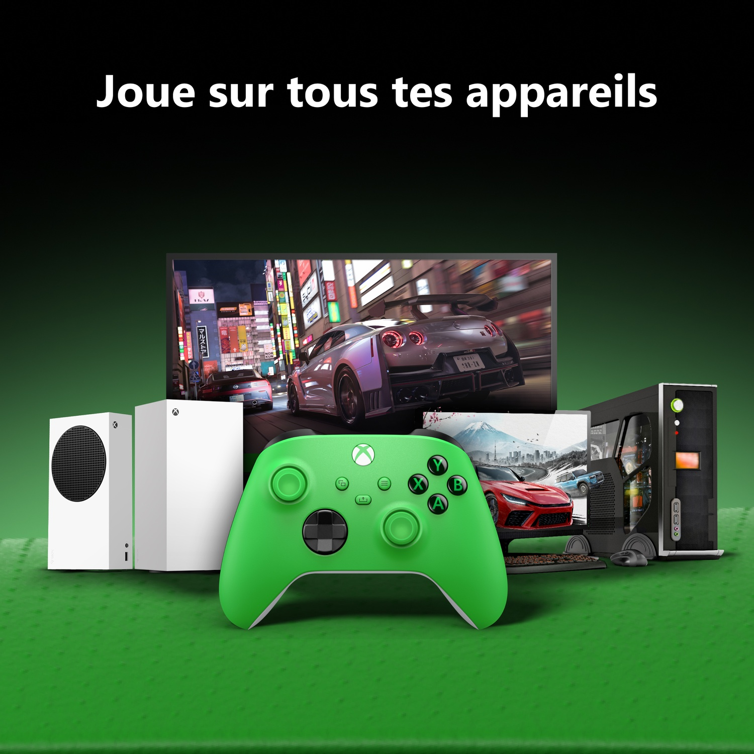 Une manette Xbox verte devant deux consoles blanches, un écran de jeu de voiture et un PC.