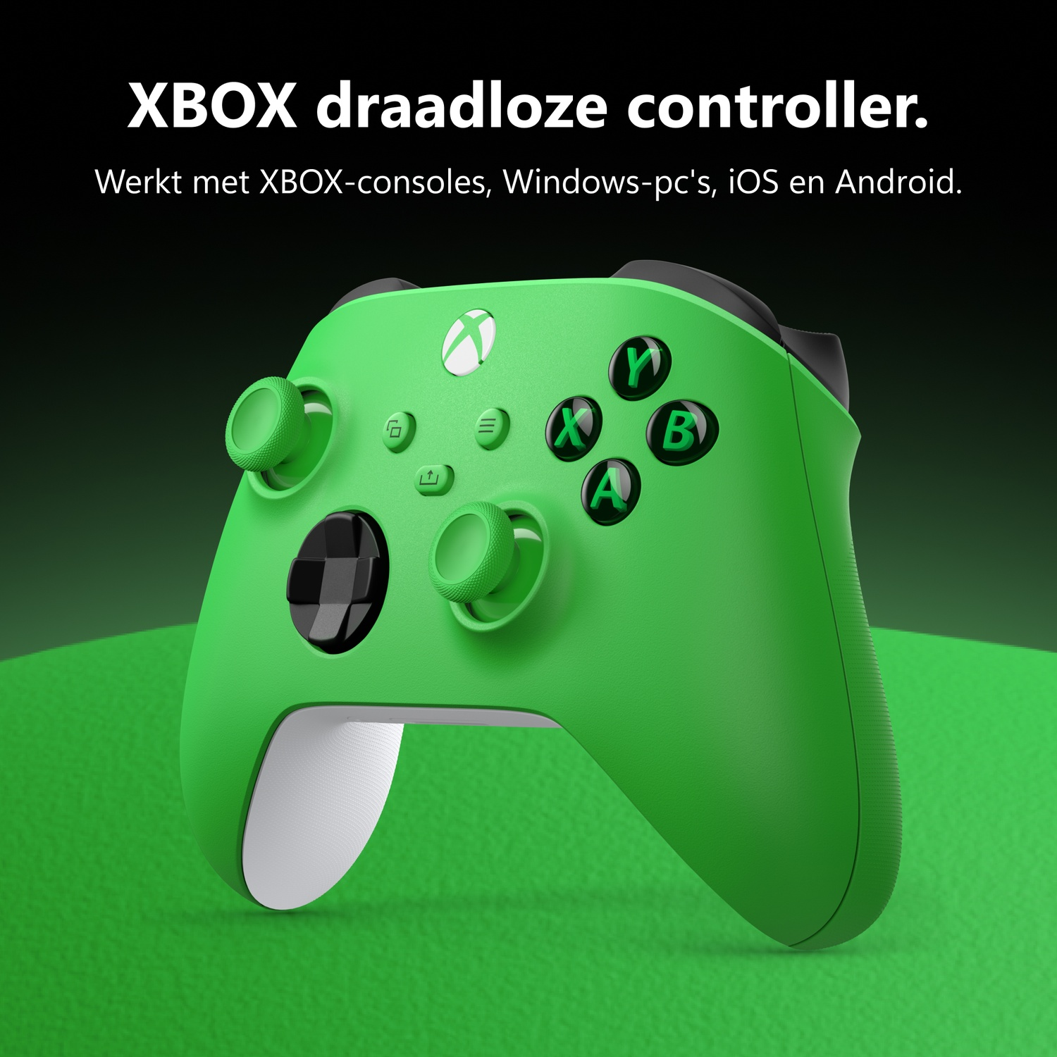 A bright green Xbox wireless controller with black buttons on a matching green and black background with Dutch text.