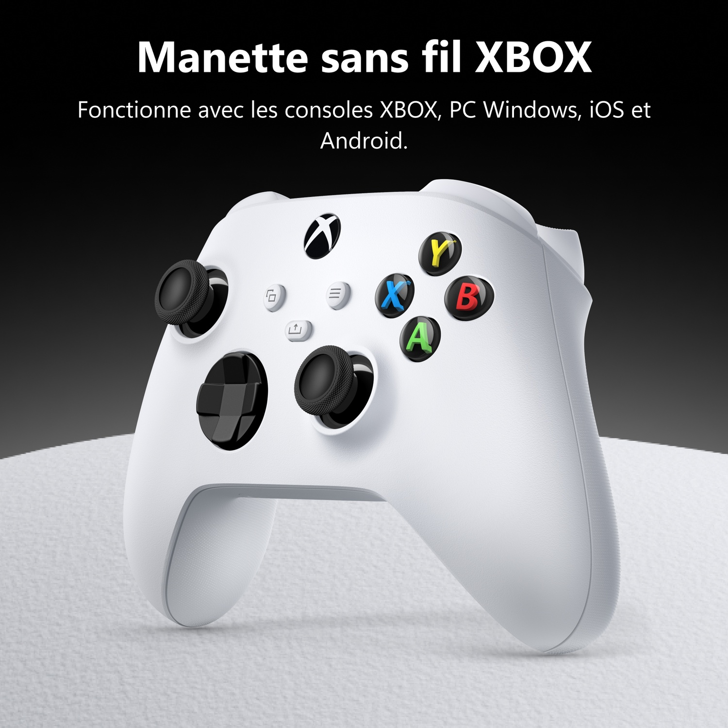 Manette sans fil Xbox blanche sur surface claire avec texte.