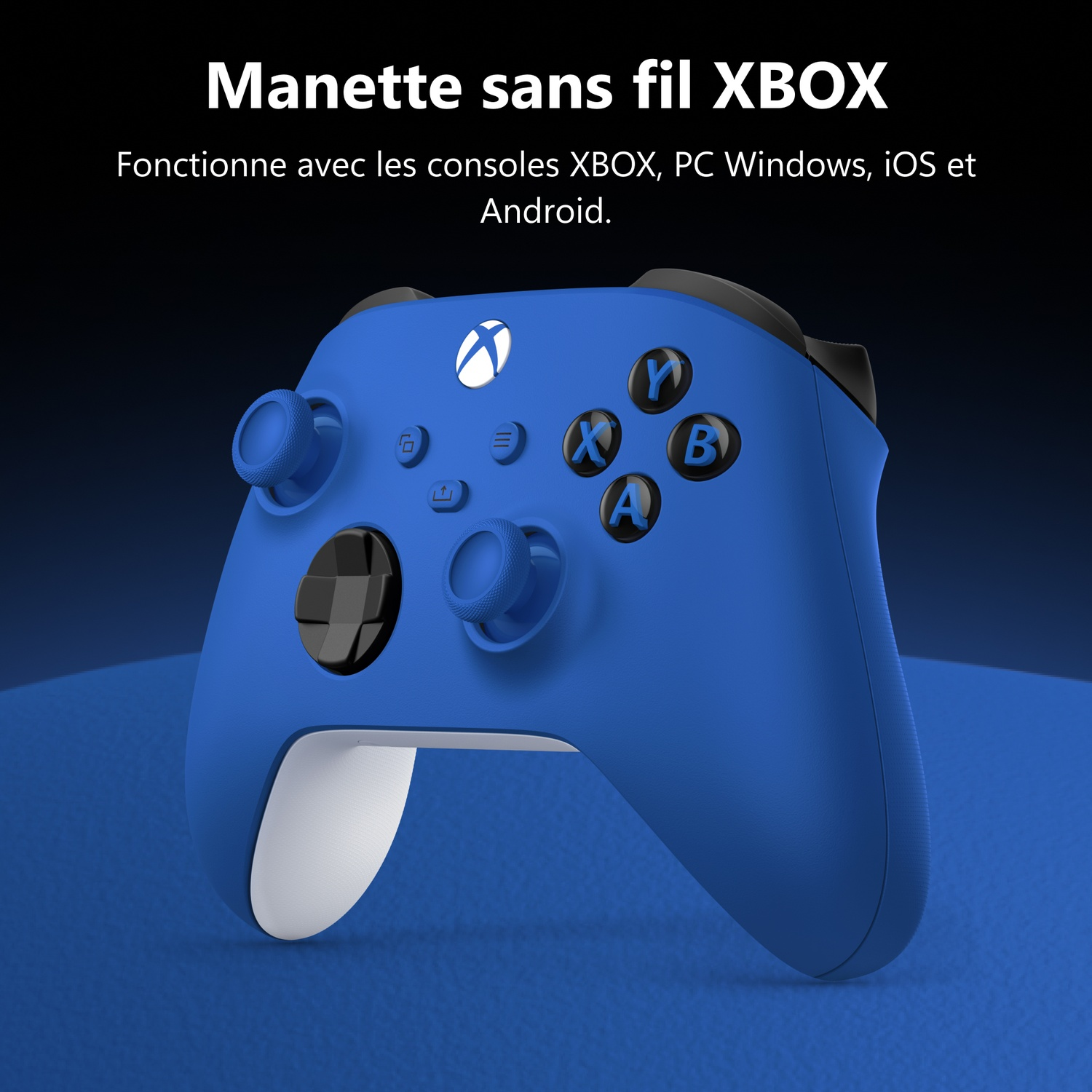 Une manette sans fil Xbox bleue sur fond bleu, avec du texte en francais.