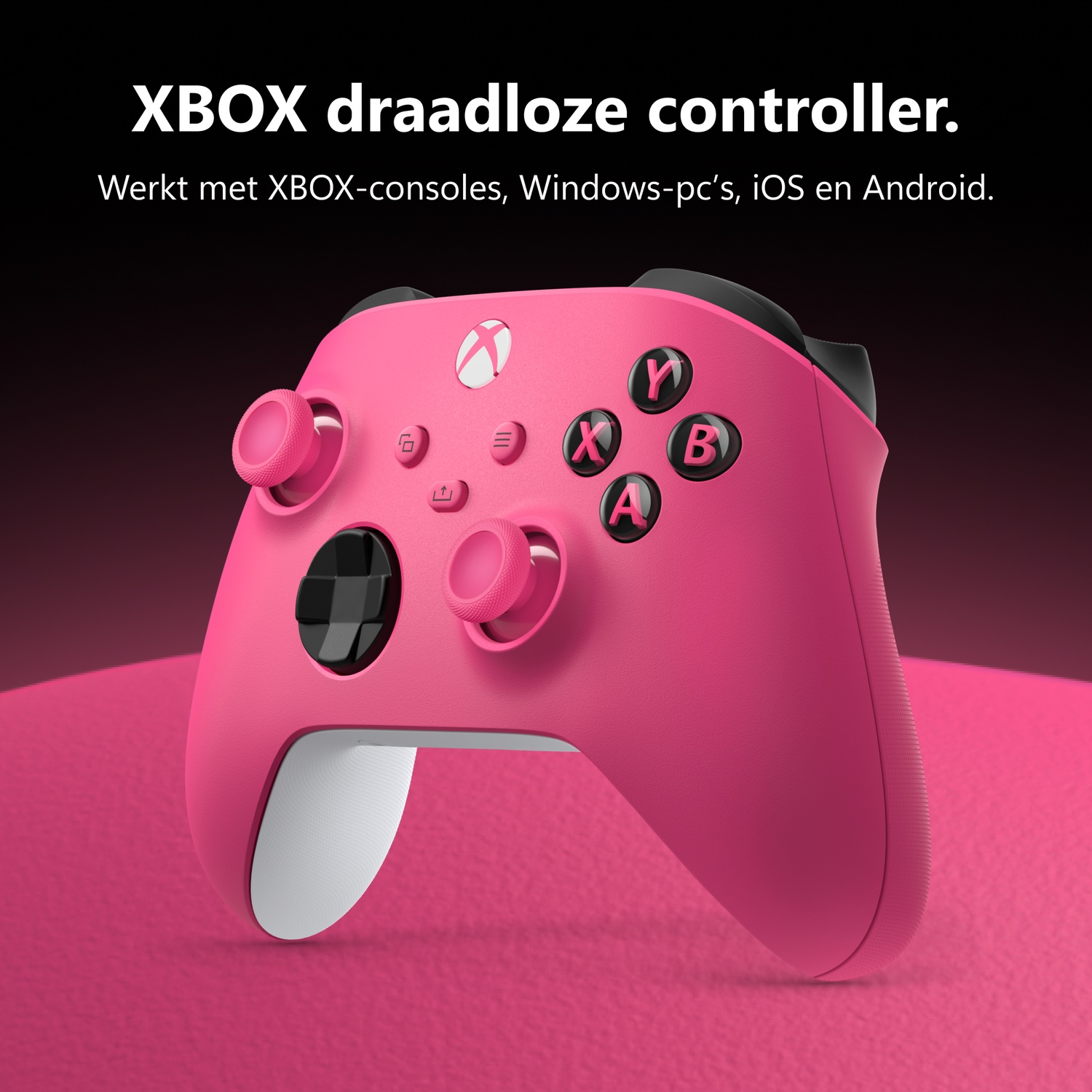 A pink Xbox wireless controller with black buttons on a pink surface against a dark background, with Dutch text above.