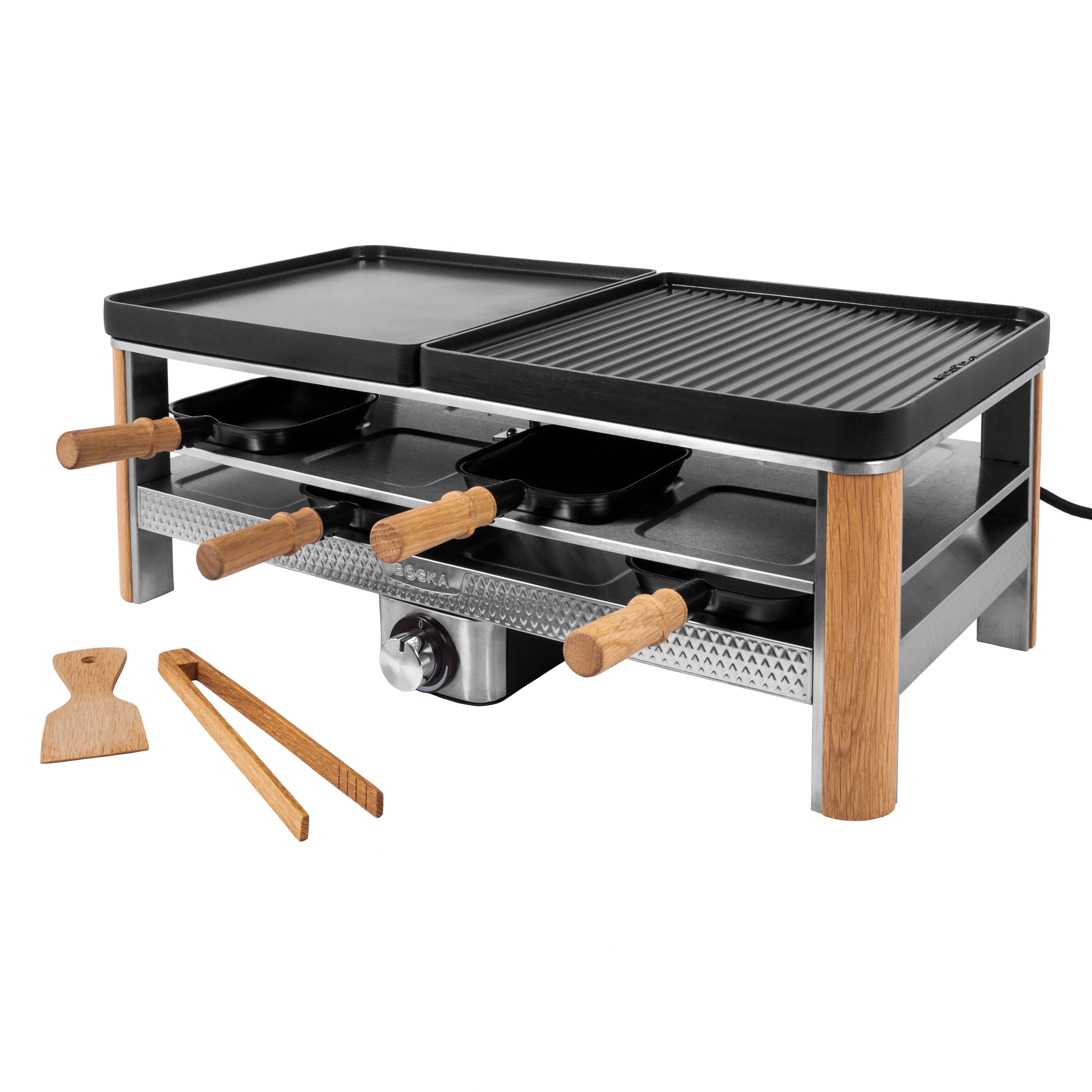 Raclette-Grill mit Holzbeinen, vier kleinen Pfännchen, einem Holzspatel und einer Zange vor weißem Hintergrund.