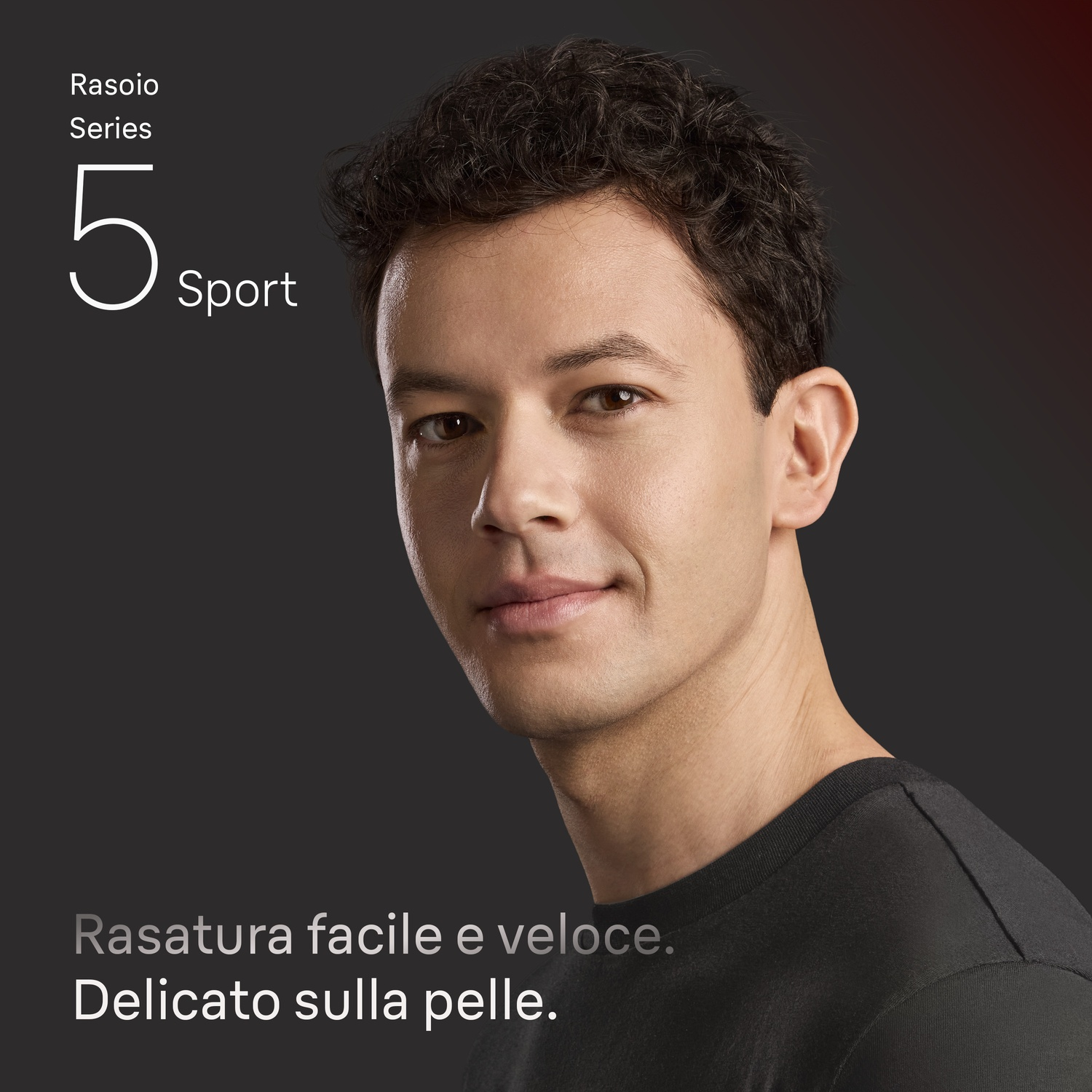Un uomo sbarbato con camicia nera su sfondo grigio e testo.