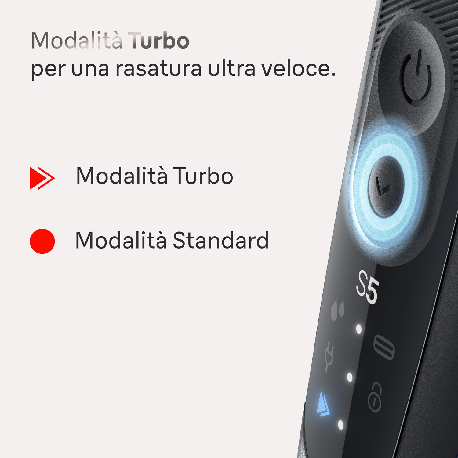 Primo piano di un rasoio con pulsante modalità turbo illuminato e testo in italiano.
