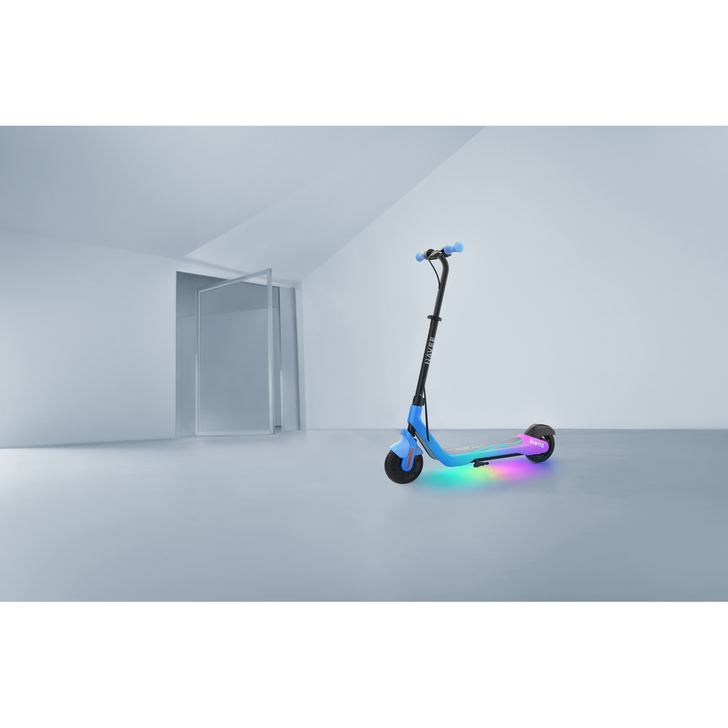 Un monopattino elettrico blu e nero con luci colorate si trova in una stanza minimalista.