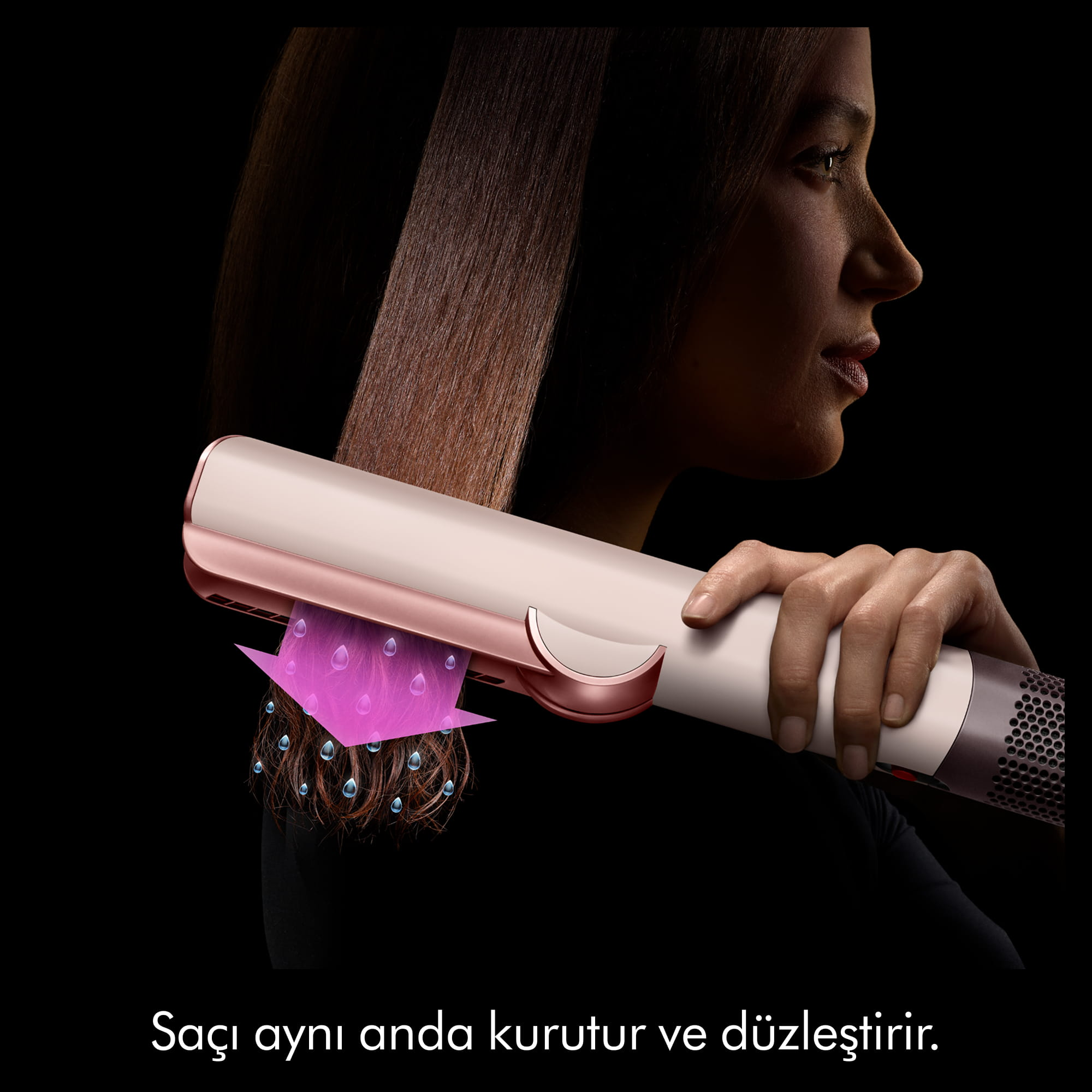 Bir kadın modern bir cihaz kullanarak saçını aynı anda kurutur ve düzleştirir.