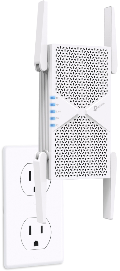 Egy fehér TP-Link Wi-Fi jelerősítő négy antennával, fali aljzatba dugva.