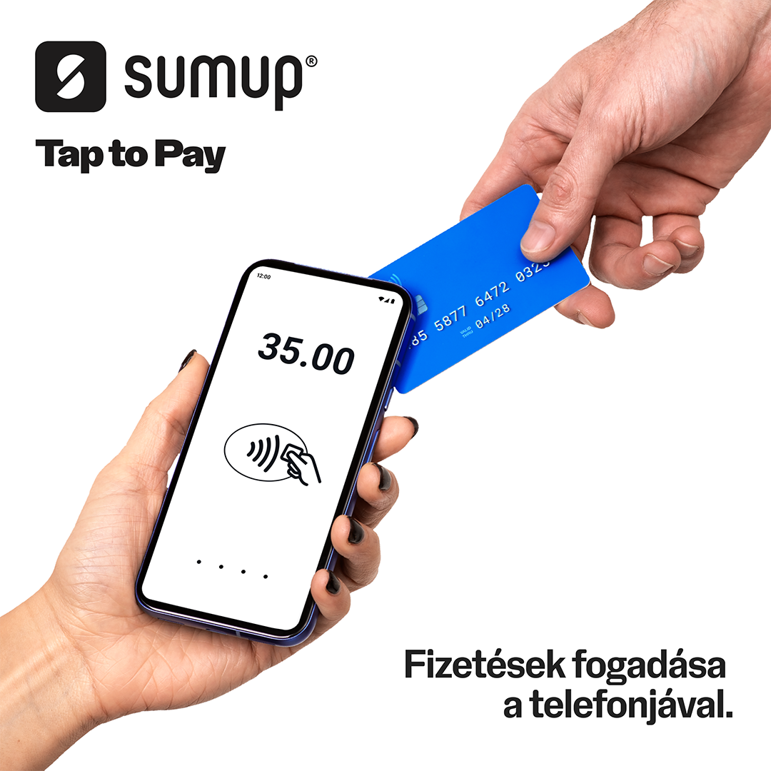 Egy kéz kék bankkártyát érint egy okostelefonhoz, amelyen 35.00 fizetés látható a SumUp logóval.