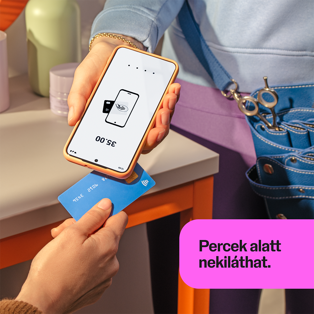Egy személy érintésmentes fizetést végzi kék bankkártyával egy okostelefonon.