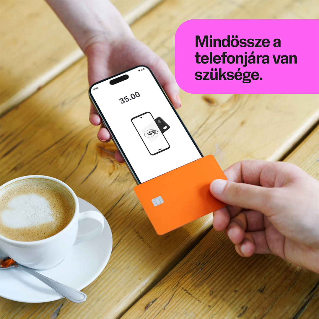 Egy kéz okostelefont tart, miközben egy másik narancssárga kártyát érint hozzá, kávéscsésze mellett.