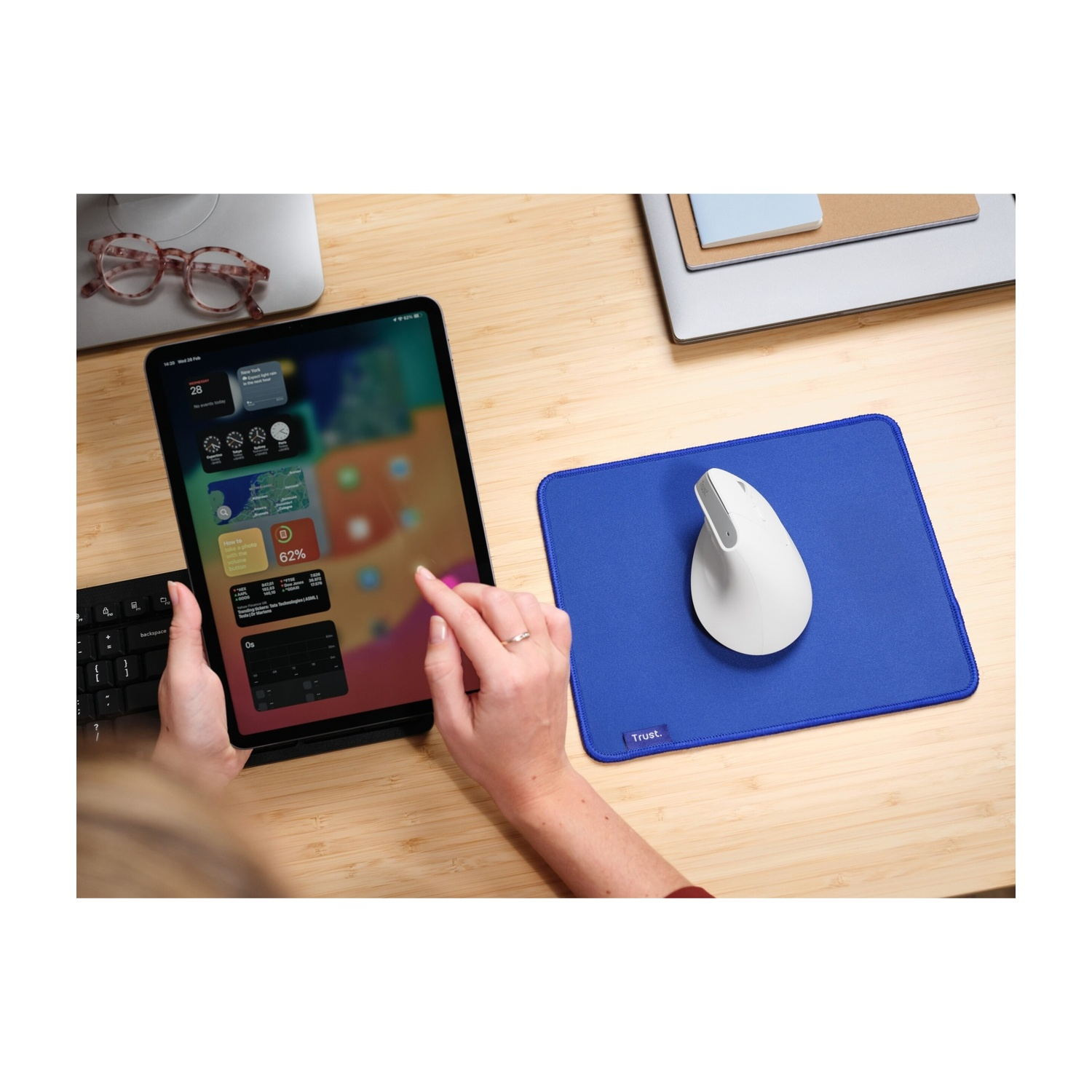 MOUSE WIRELESS TRUST BAYO+ ERG WRLS MOUSE, Collegamento Wireless, Ingresso: Otticamente a diodi laser, Scrolling a 2 direzioni, Risoluzione max 2400 dpi, forma ergonomica, White
