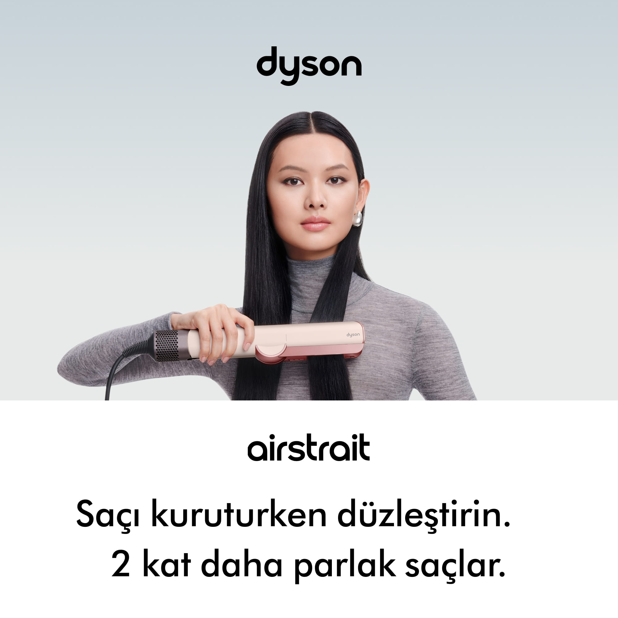 Bir kadın Dyson Airstrait saç düzleştiricisini tutarak uzun siyah saçlarını düzleştiriyor.