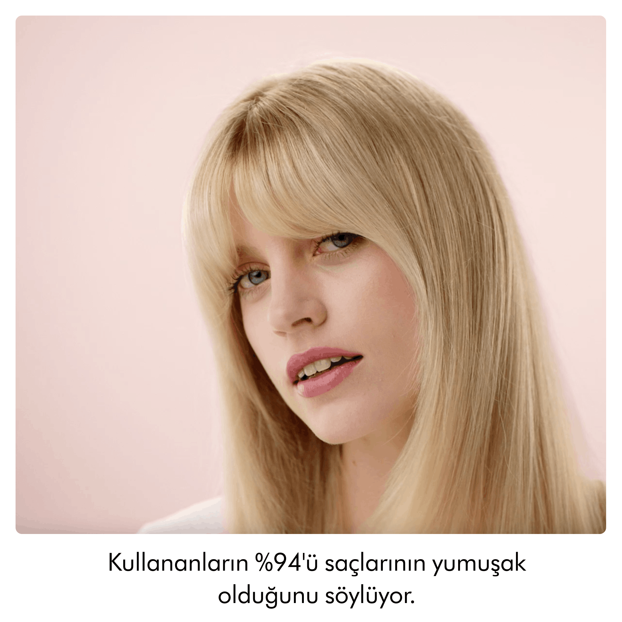 Pembe arka plan önünde kahküllü ve pembe rujlu sarışın bir kadın kameraya bakıyor, altında Türkçe metin var.