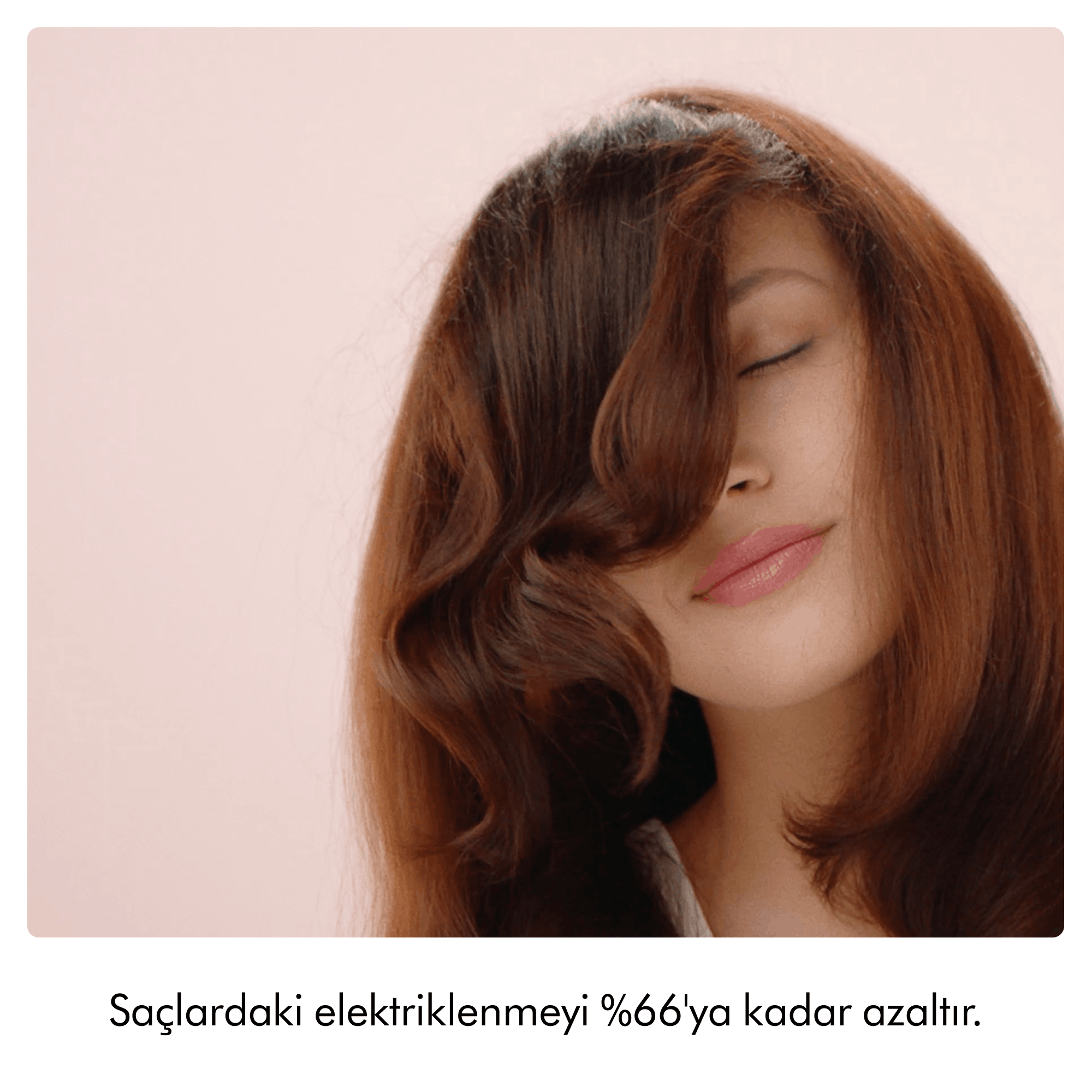 Parlak kahverengi saçlı bir kadın yüzünü kısmen kapatıyor. Altında yazı.