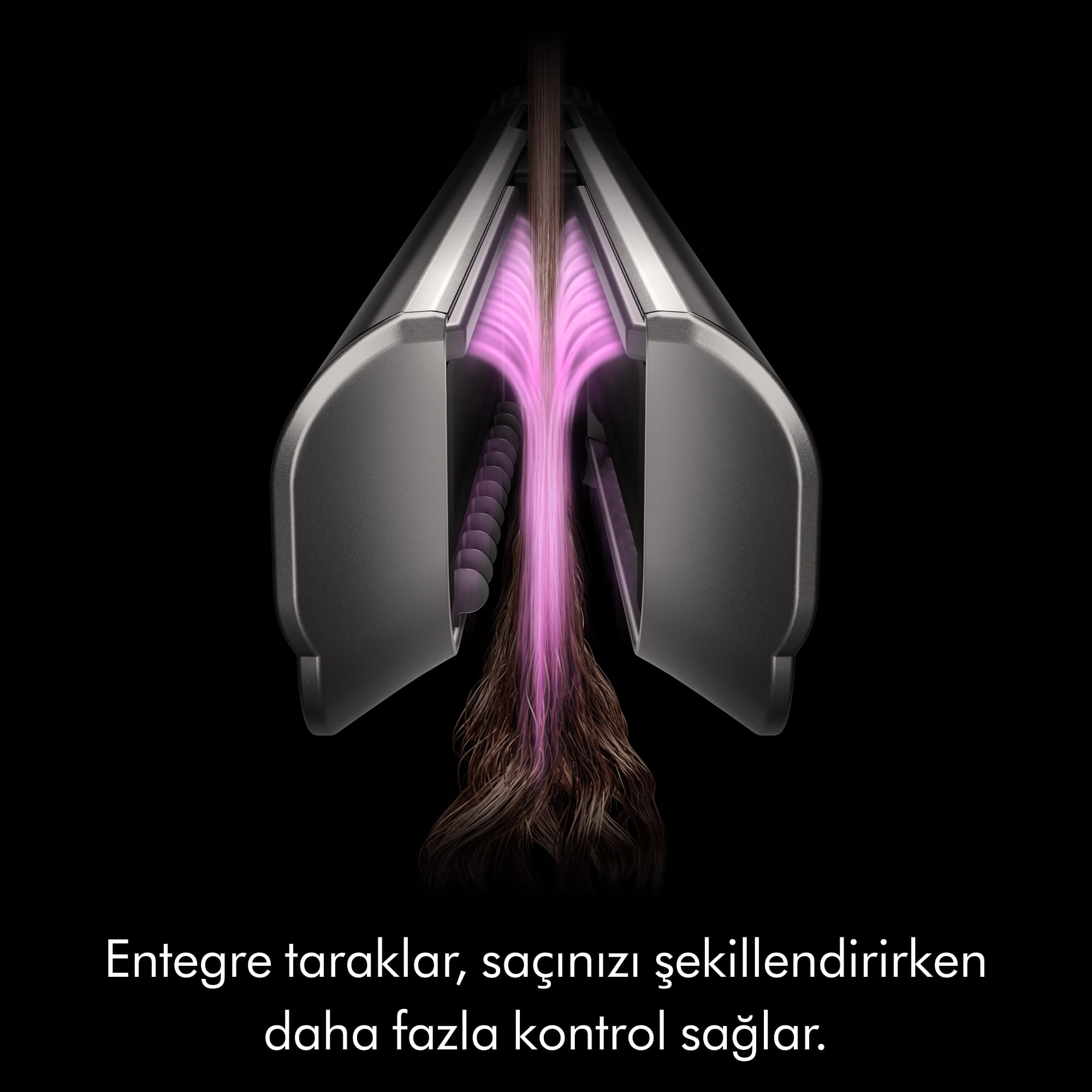 Entegre taraklı saç şekillendirme cihazı siyah arka planda saçı şekillendiriyor.