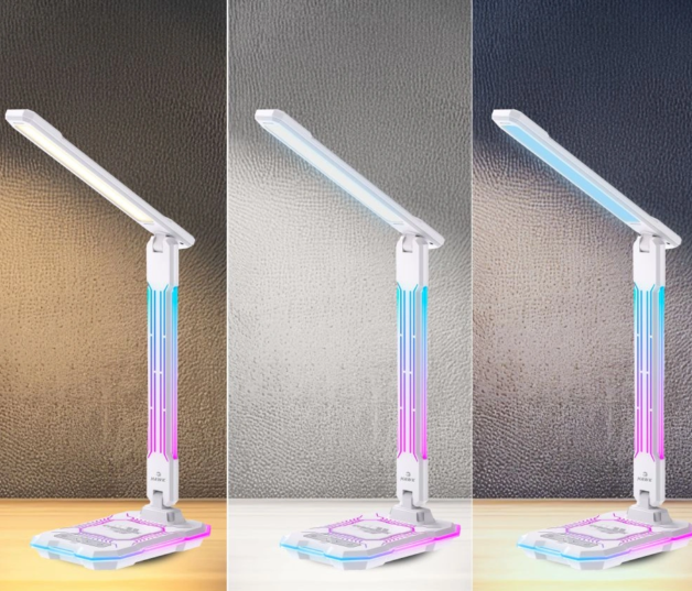 Trzy białe lampki biurkowe z oświetleniem RGB pokazują ciepłe, neutralne i zimne ustawienia światła na teksturowanych ścianach.
