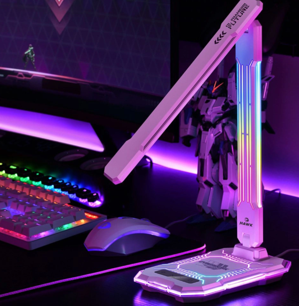 Biała lampka biurkowa dla graczy z oświetleniem RGB obok klawiatury, myszki i figurki robota.