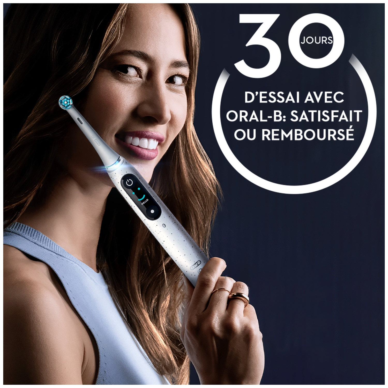 Une femme sourit en tenant une brosse à dents Oral-B à côté d'un texte promotionnel de 30 jours.