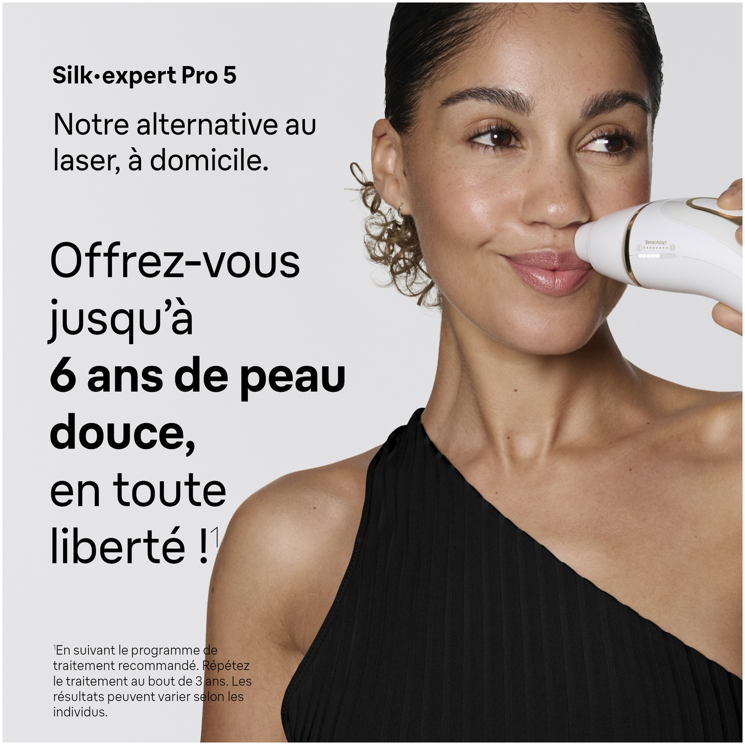 Une femme tient un appareil d'épilation IPL blanc sur sa joue, avec du texte publicitaire à gauche.