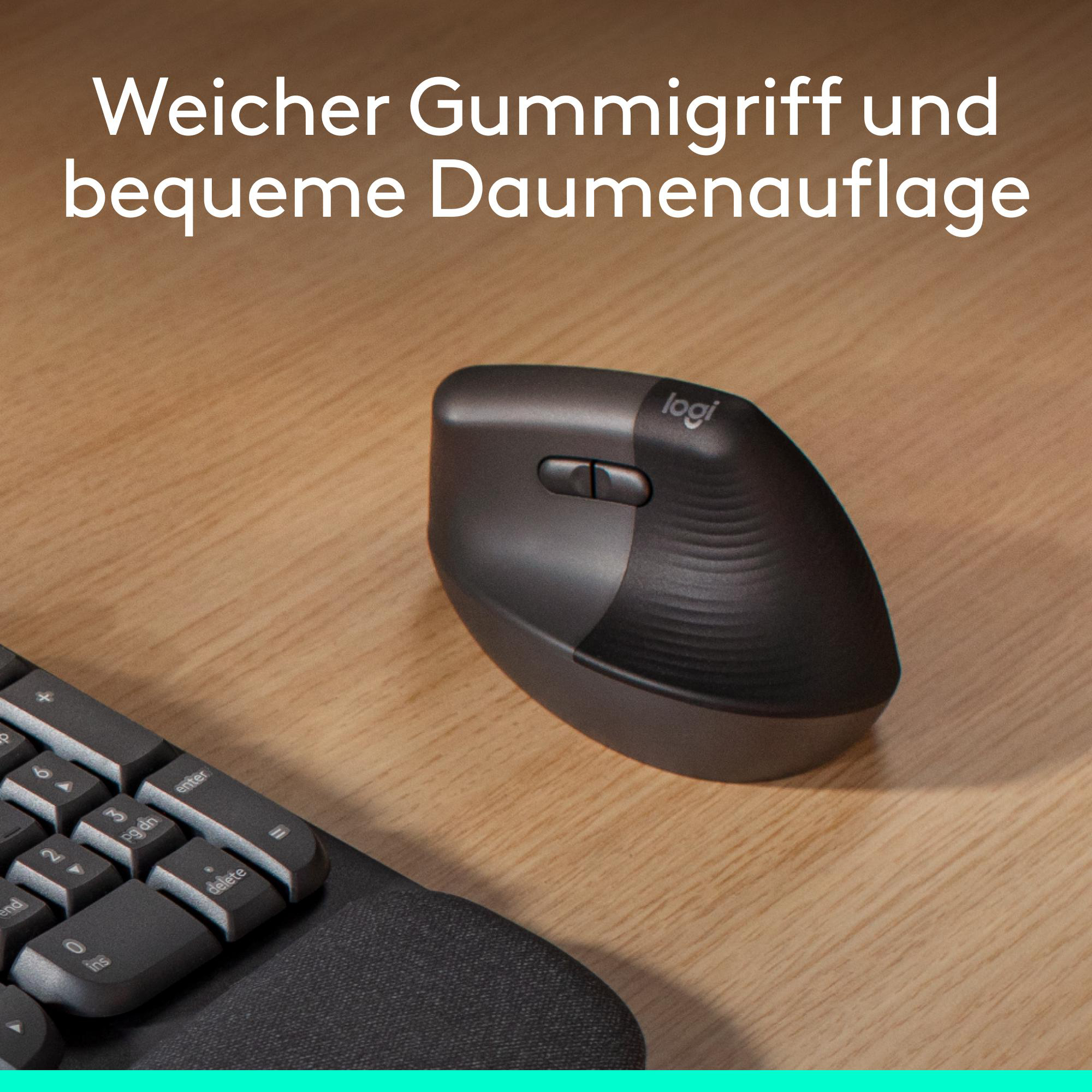 Ergonomische schwarze Computermaus auf Holzoberfläche neben einer Tastatur.