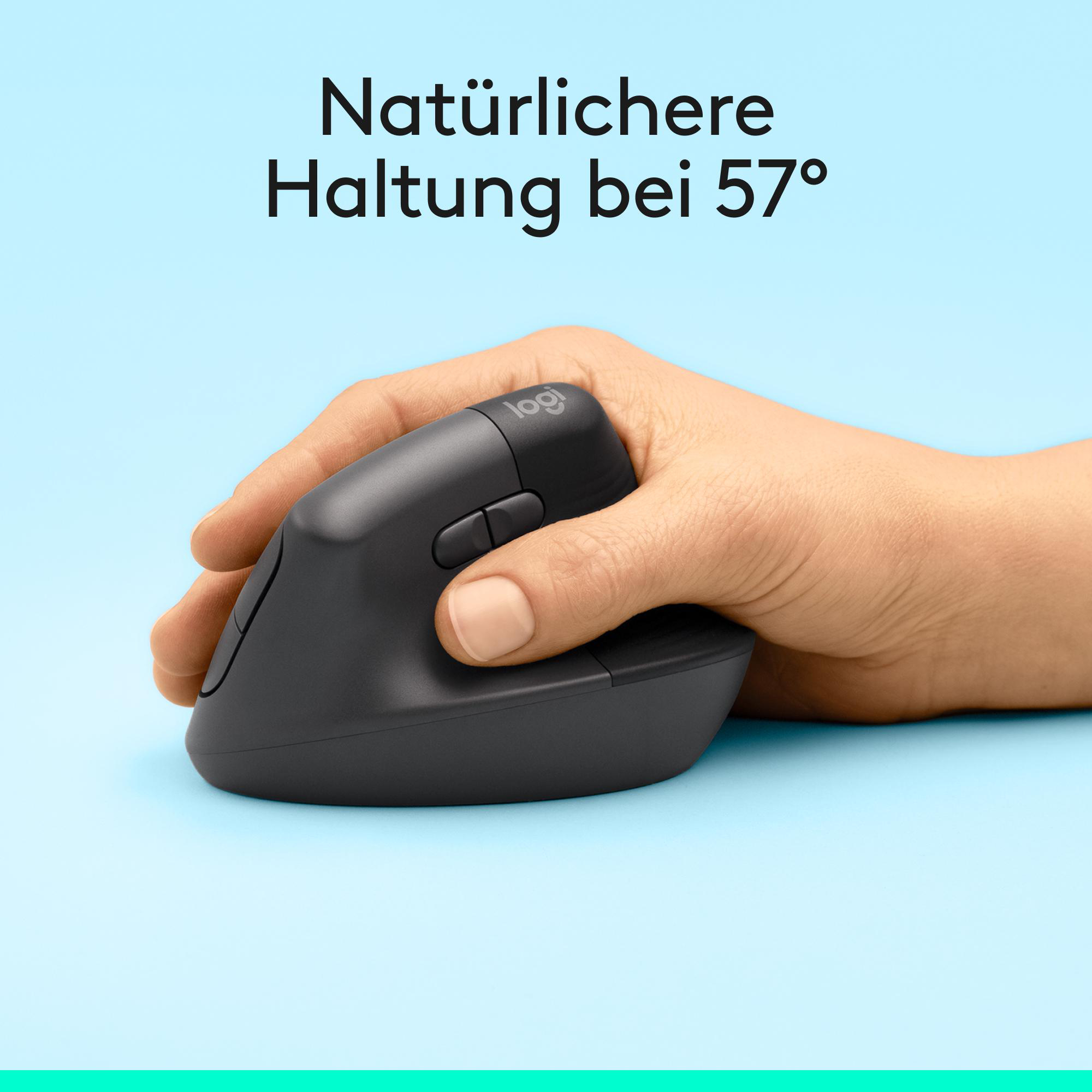 Hand hält eine ergonomische schwarze Logitech-Maus vor hellblauem Hintergrund mit Text.