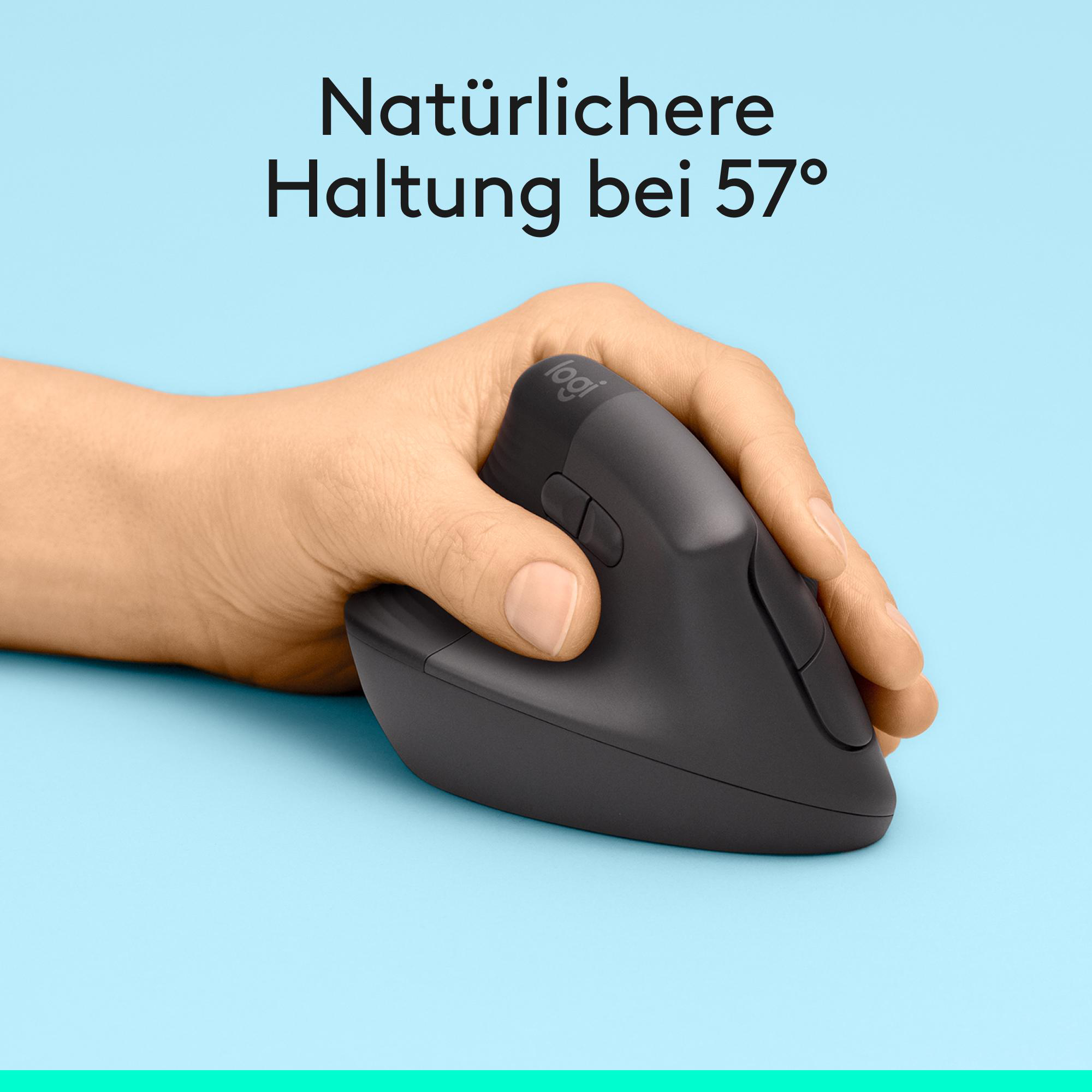 Hand hält eine graue, ergonomische Vertikalmaus auf hellblauem Hintergrund.