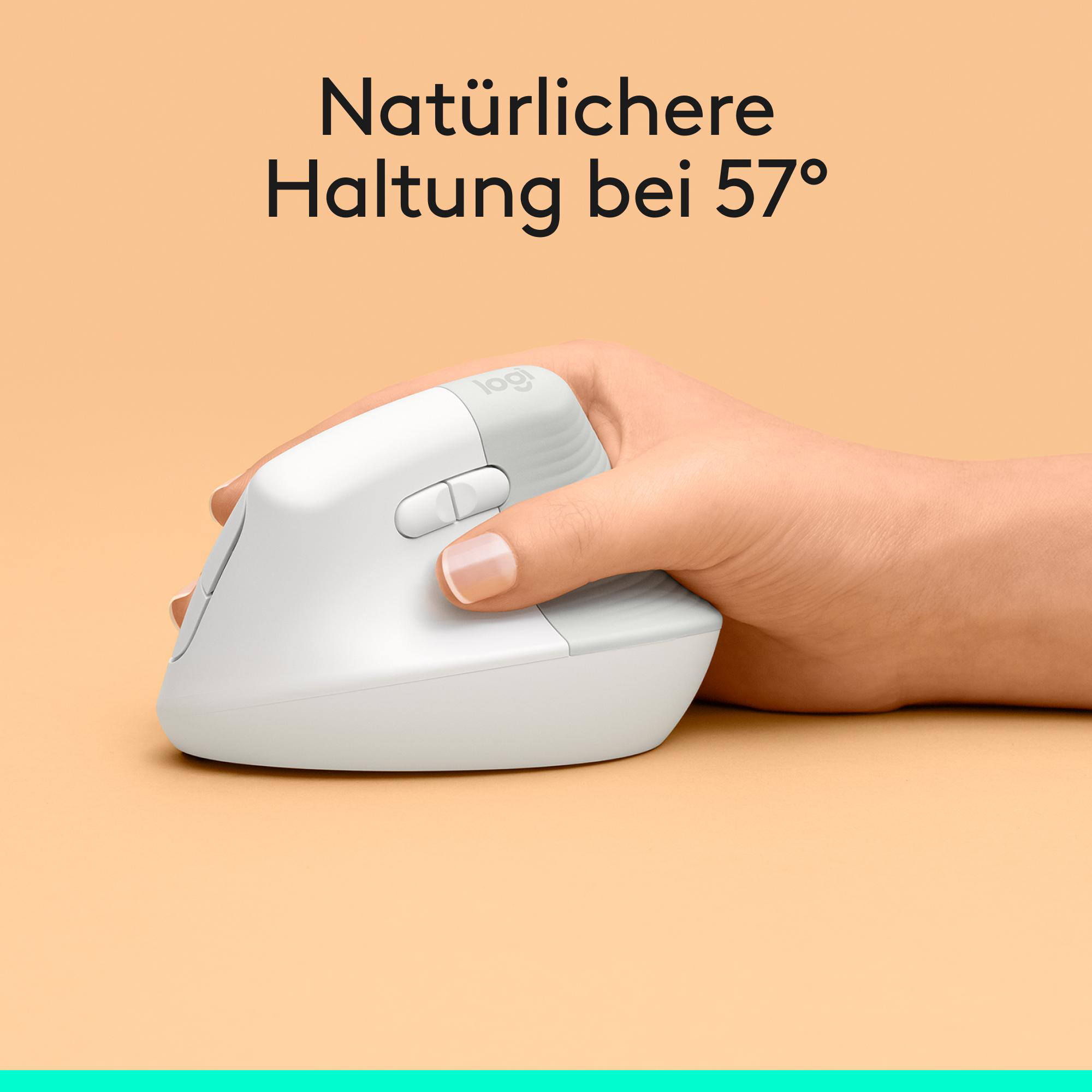 Eine Hand greift eine weiße vertikale Computermaus vor einem pfirsichfarbenen Hintergrund.