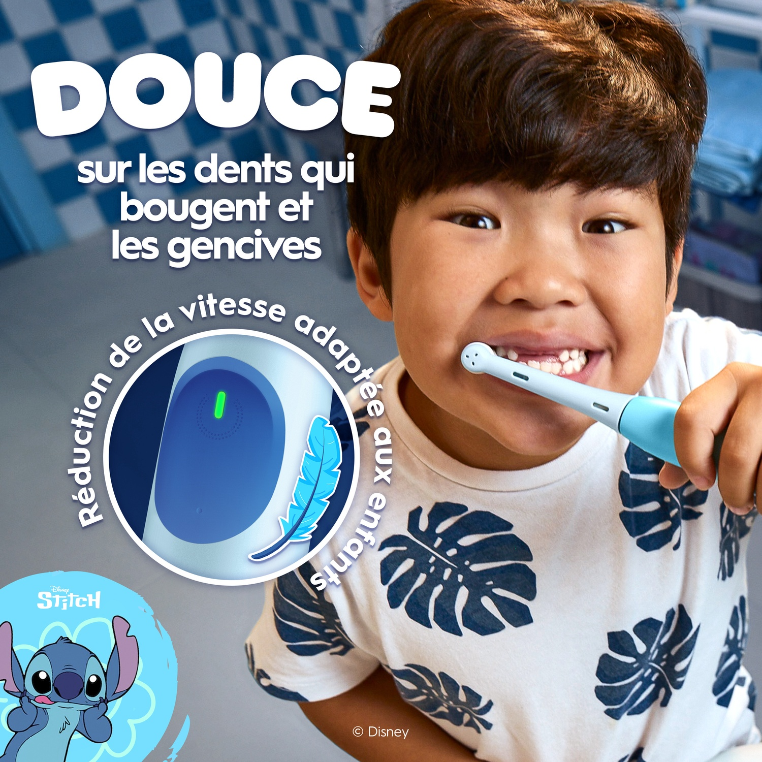 Un jeune garçon se brosse les dents avec une brosse à dents électrique bleu clair.