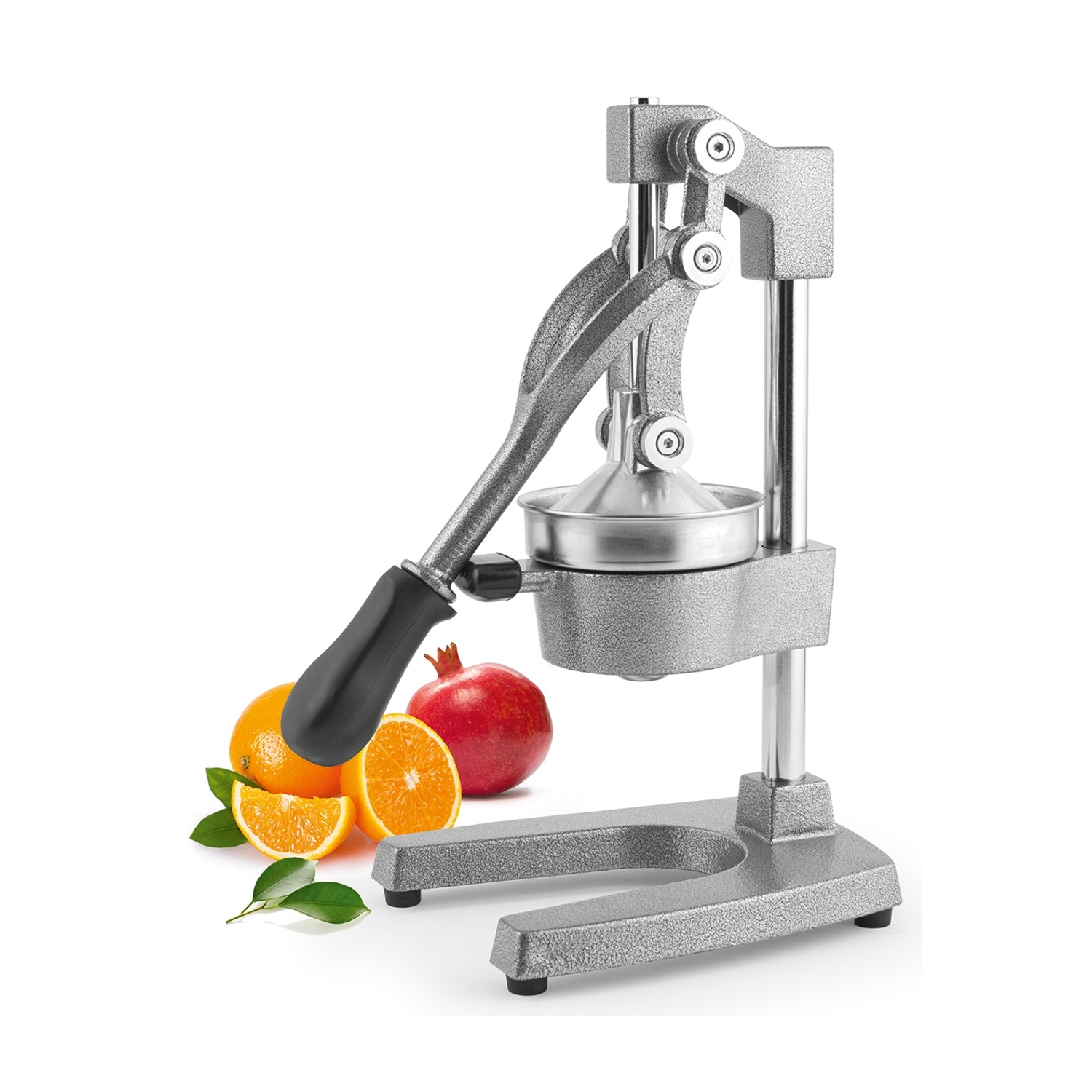 Uno spremiagrumi manuale grigio su sfondo bianco vicino a arance, fette di limone e un melograno.