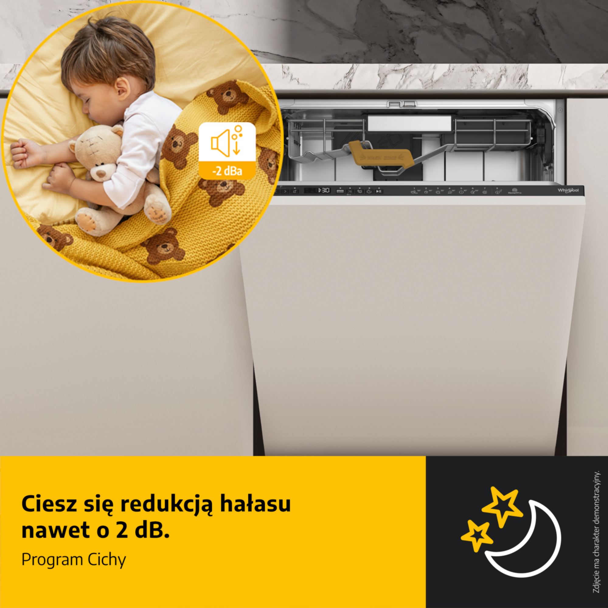 Zmywarka obok okrągłego zdjęcia śpiącego dziecka z misiem i żółtym kocykiem.